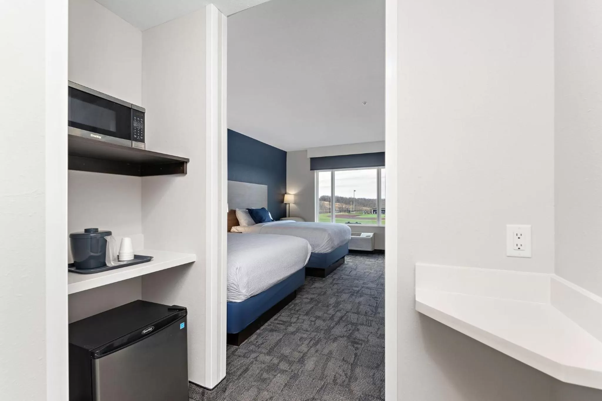 Photo of the whole room, Bed in Holiday Inn Express Kansas City North Parkville by IHG