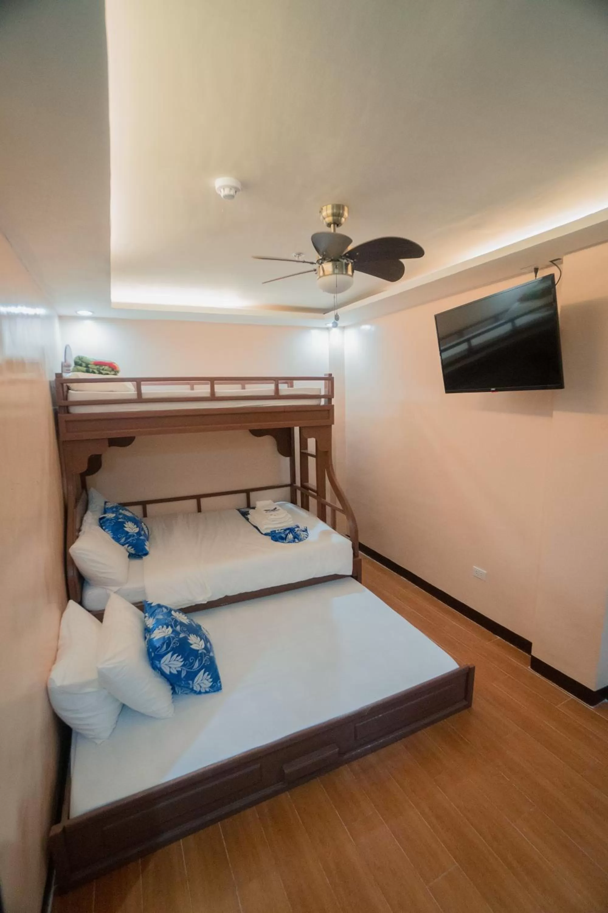 bunk bed, Bed in Skylodge Resort