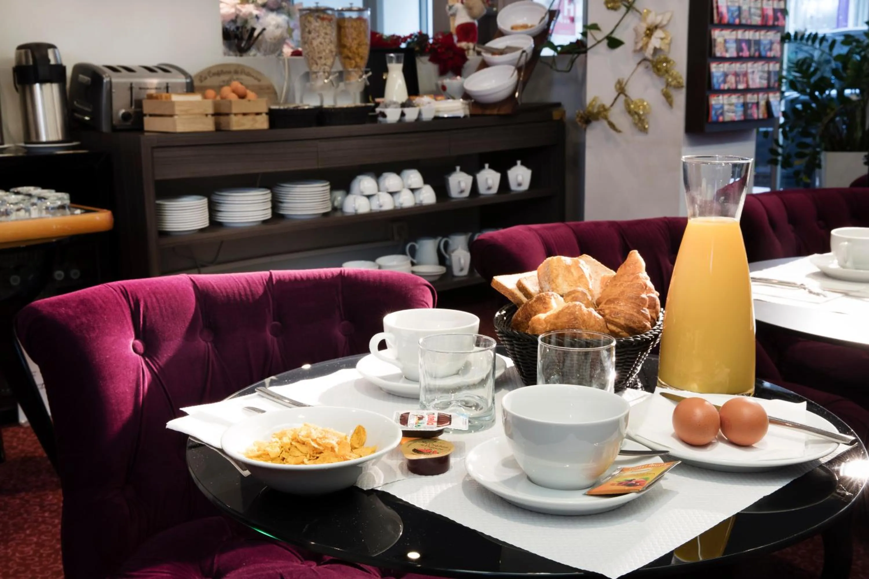 Buffet breakfast in Hôtel Soft