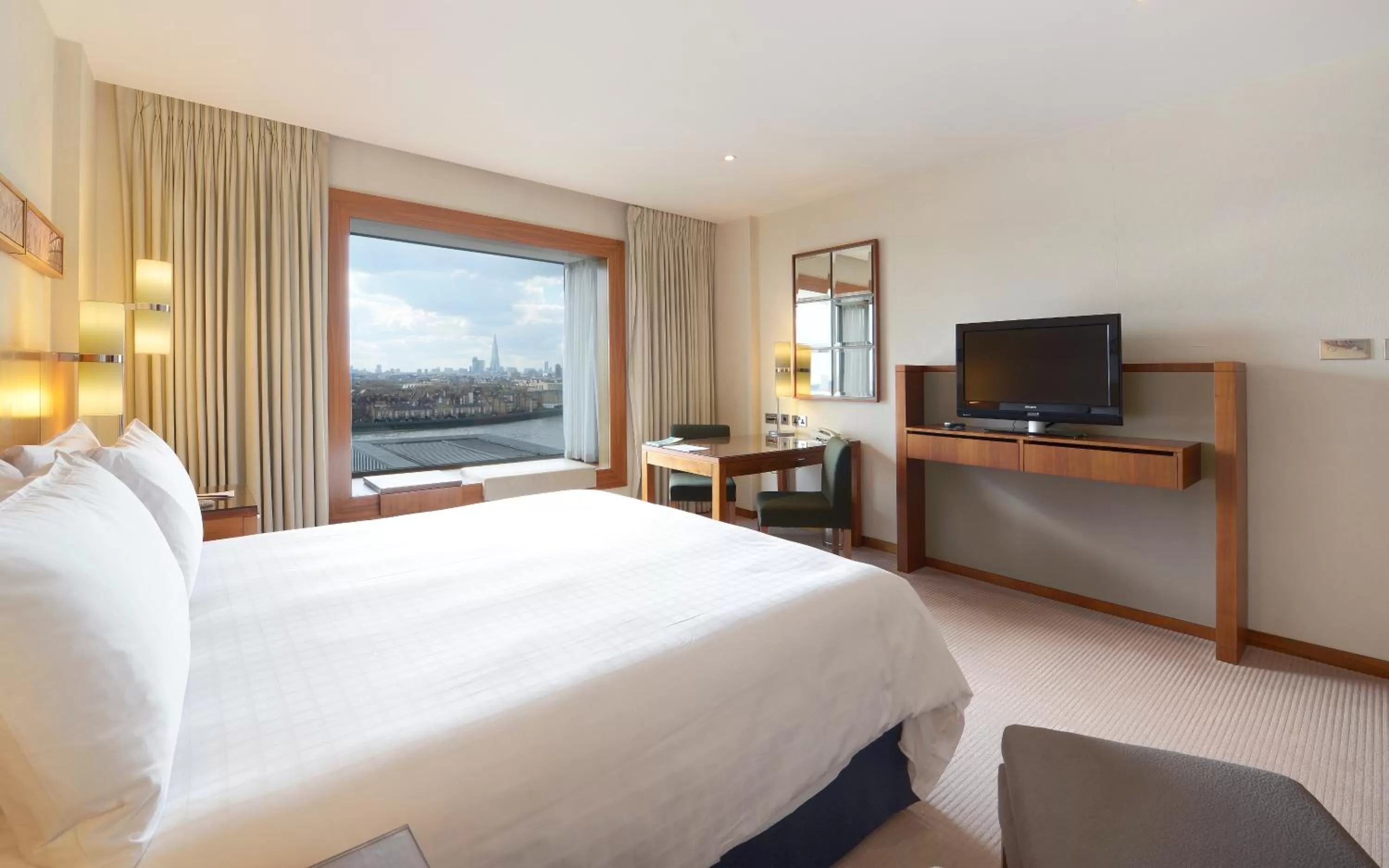 TV and multimedia, Bed in Canary Riverside Plaza Hotel