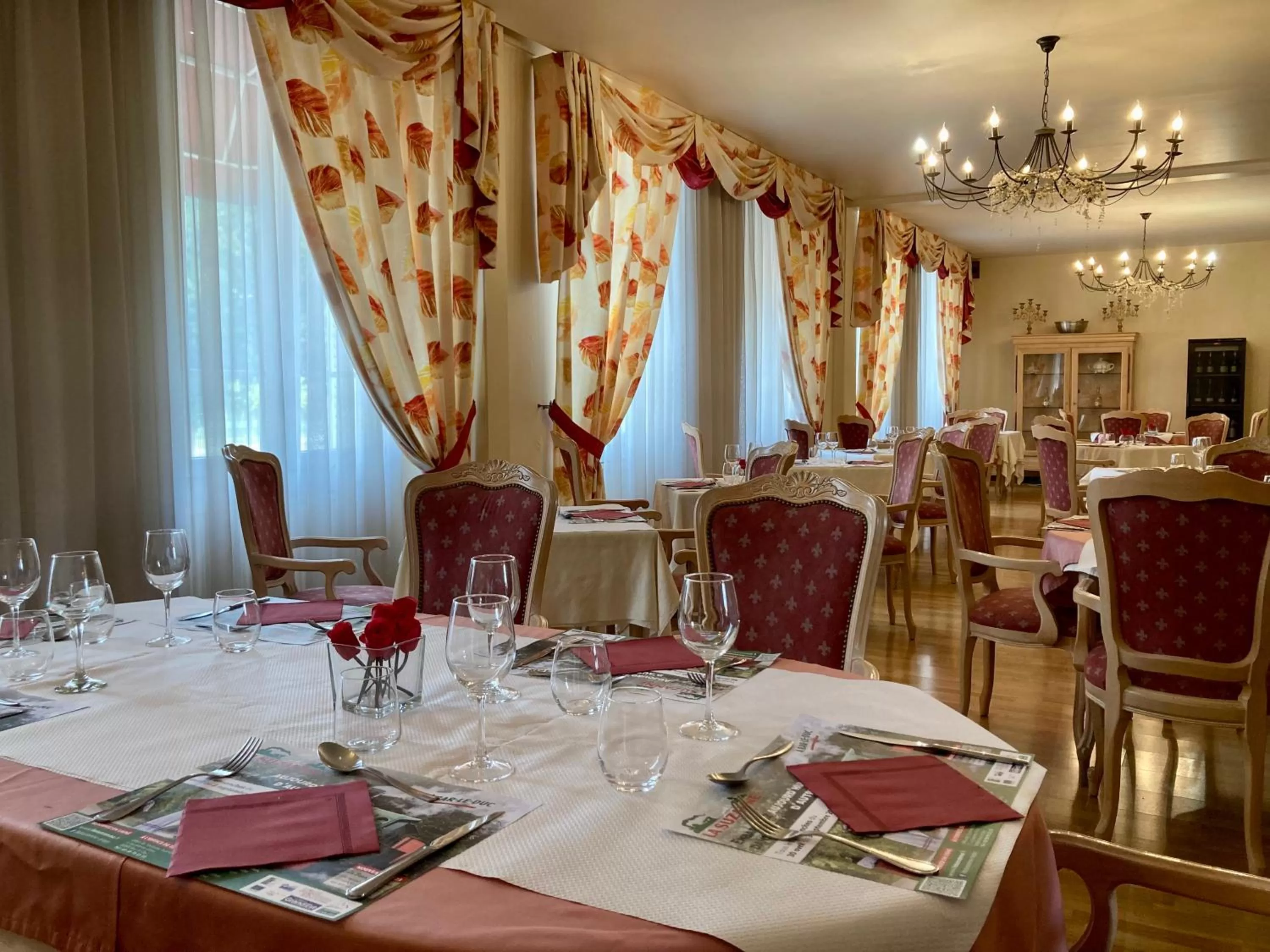 Restaurant/places to eat in Hôtel De Champagne