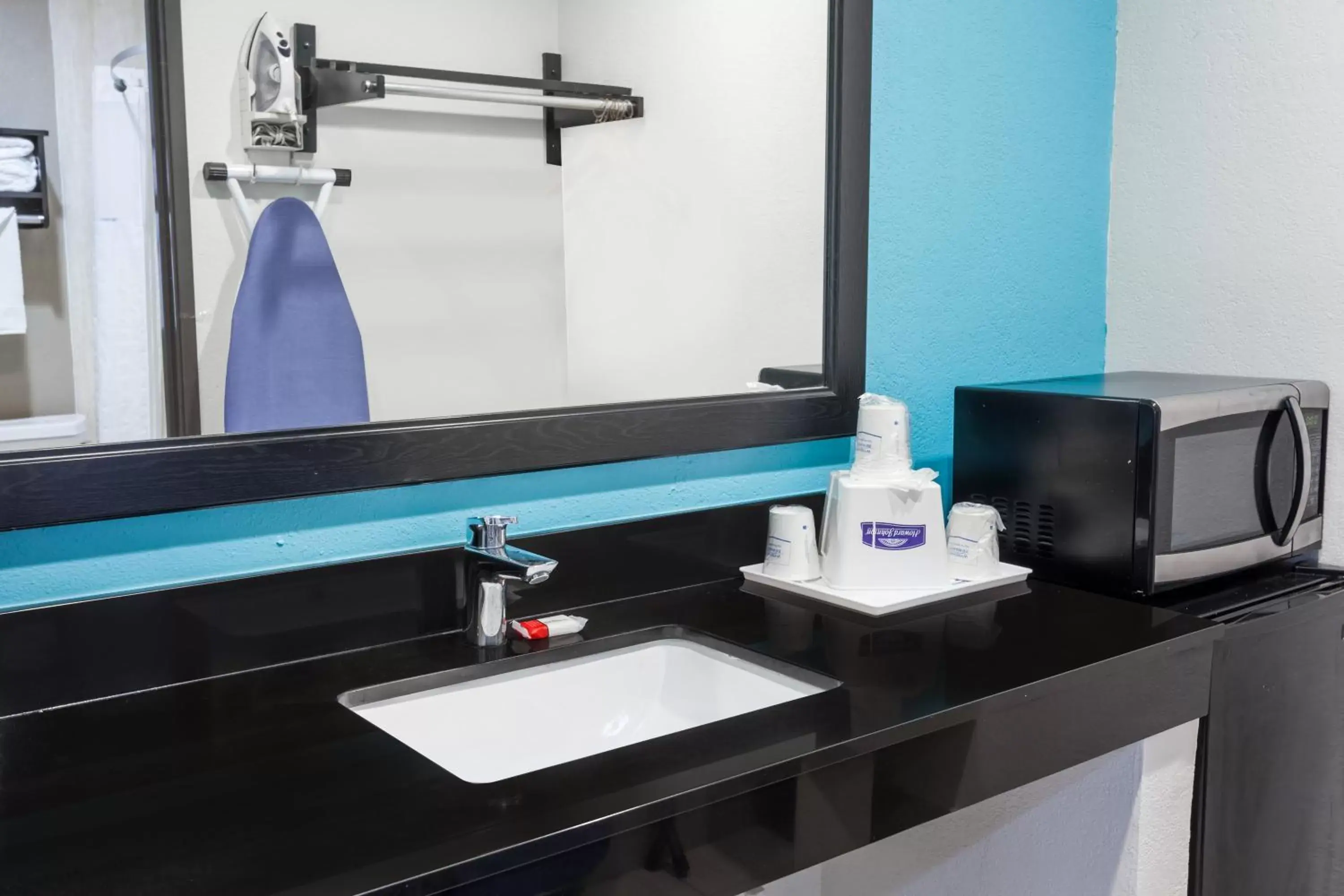 King Room- Non-Smoking in Howard Johnson by Wyndham National City/San Diego South King Room- Non-Smoking in Howard Johnson by Wyndham National City/San Diego South