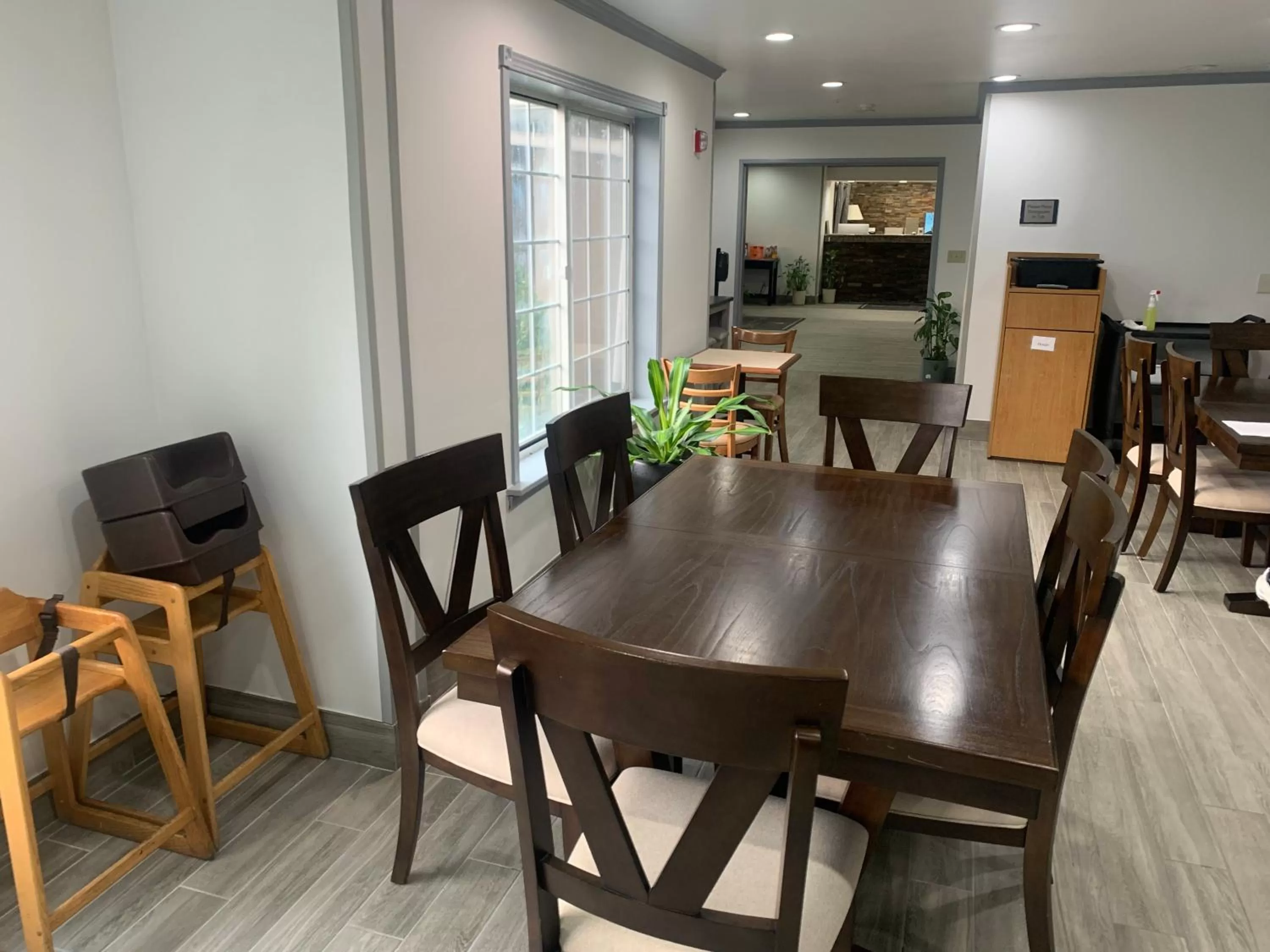 Dining area in Country Inn & Suites by Radisson, Grand Rapids Airport, MI