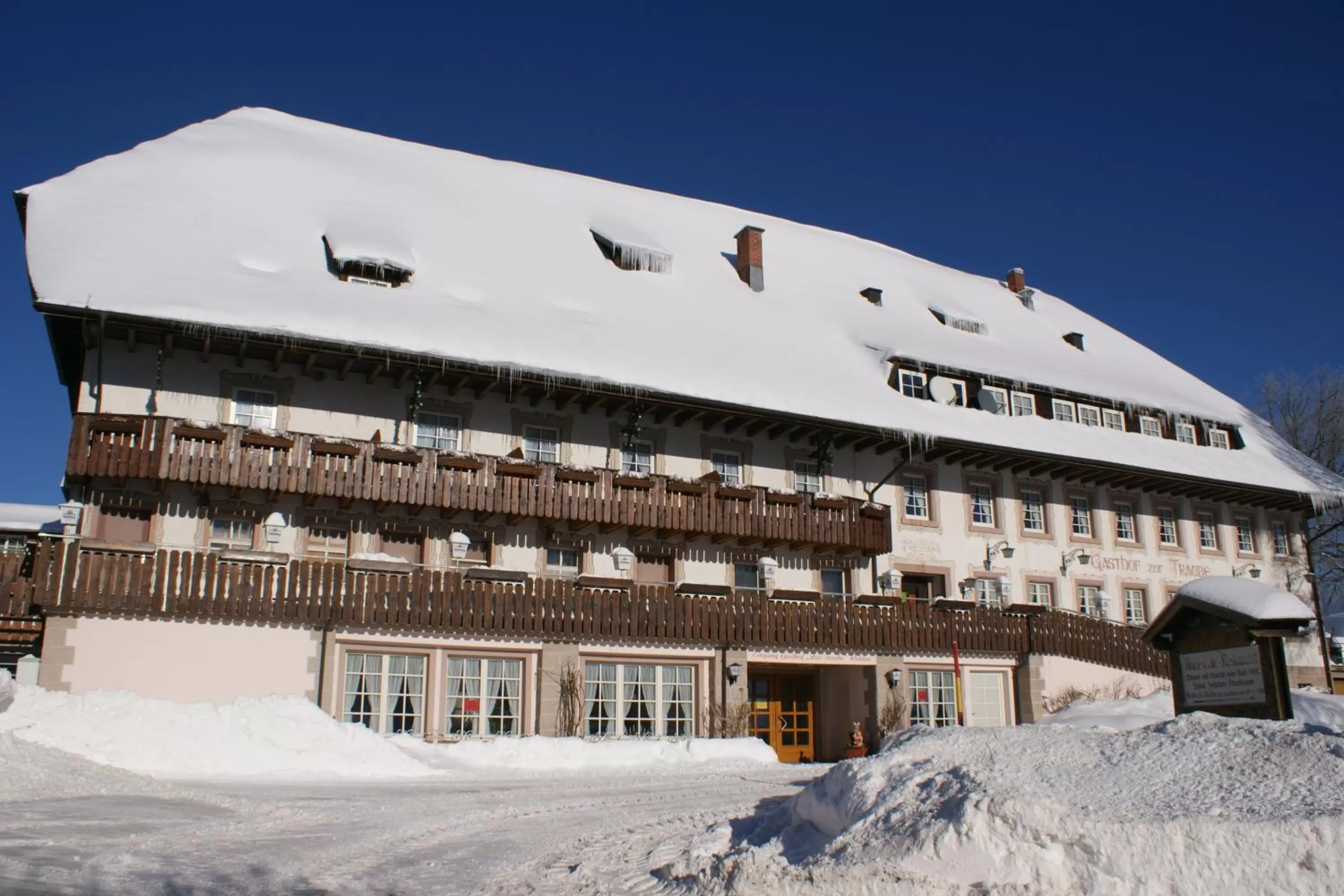 Property building in ZUR TRAUBE Schwarzwaldhotel & Restaurant am Titisee