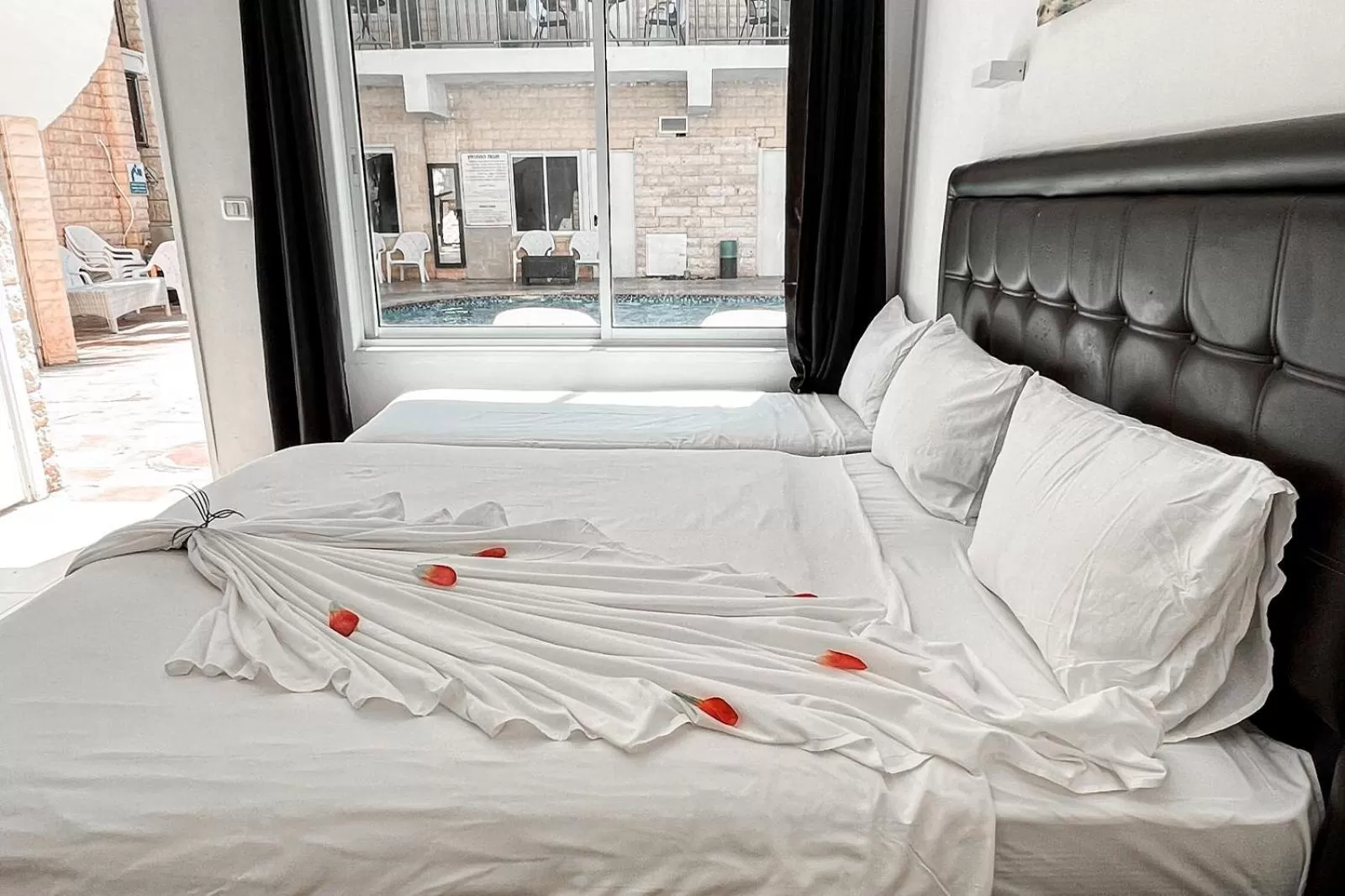 Pool view, Bed in Red Sea Hotel