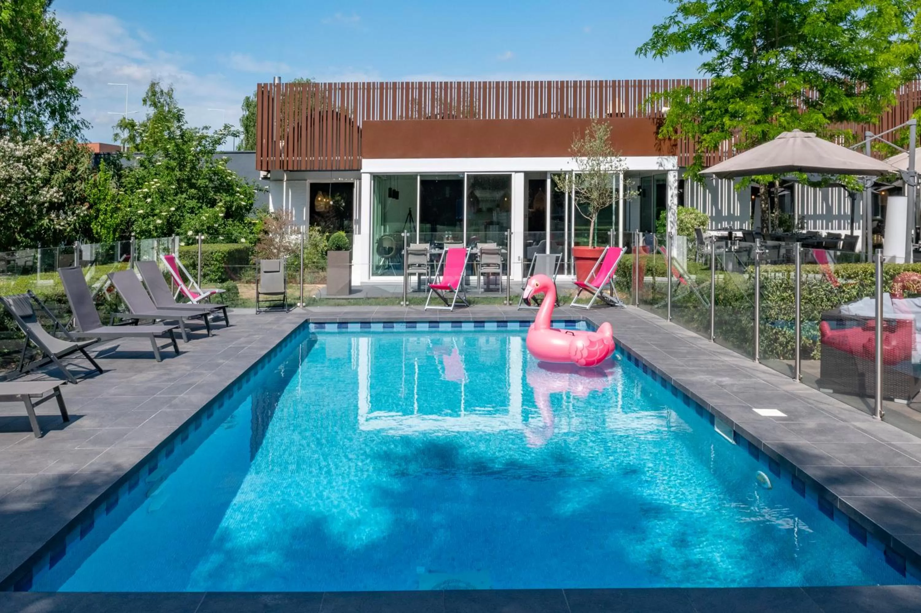 Swimming pool in Novotel Lens Noyelles