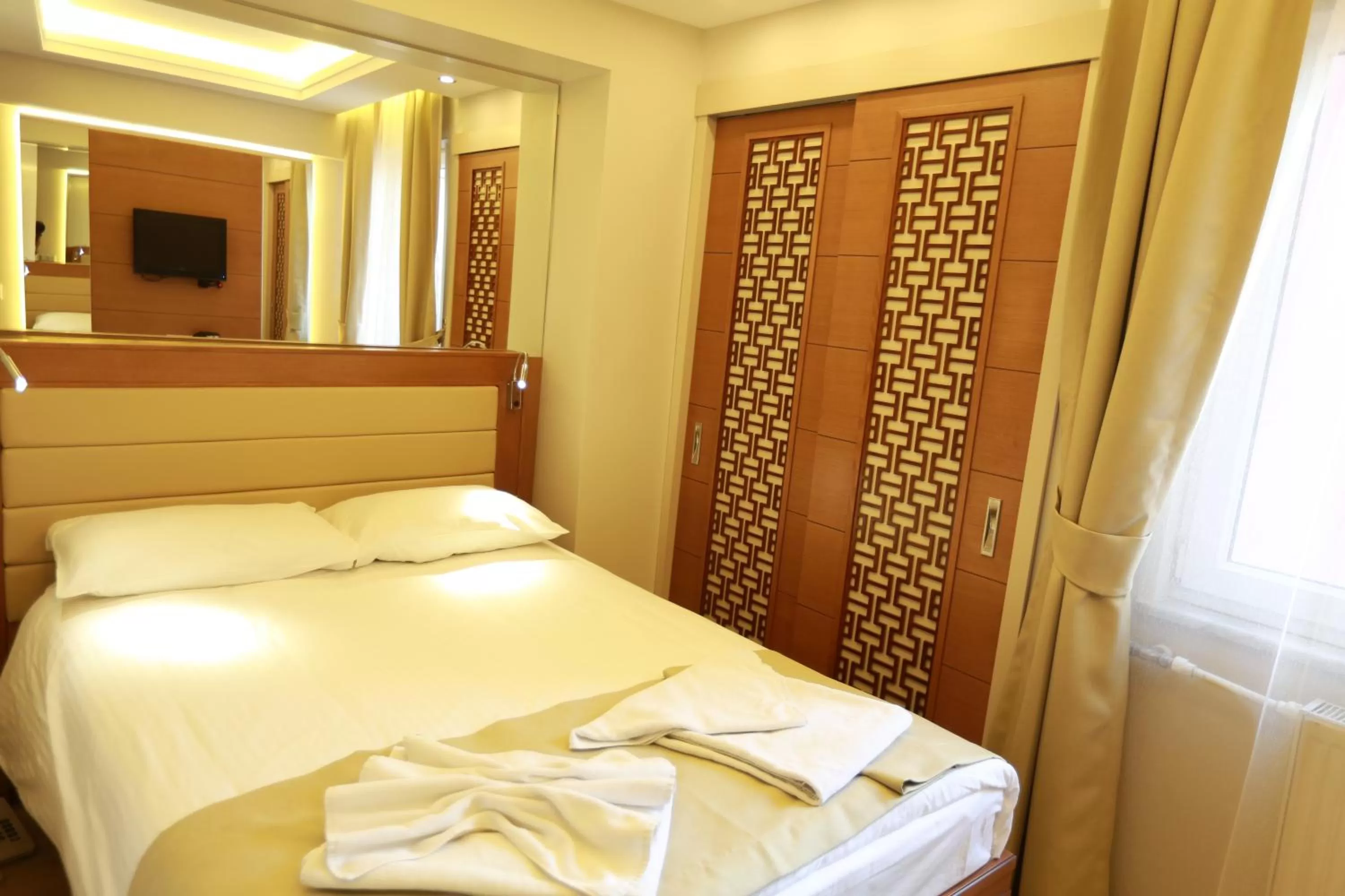 Bed in Sirkeci Park Hotel