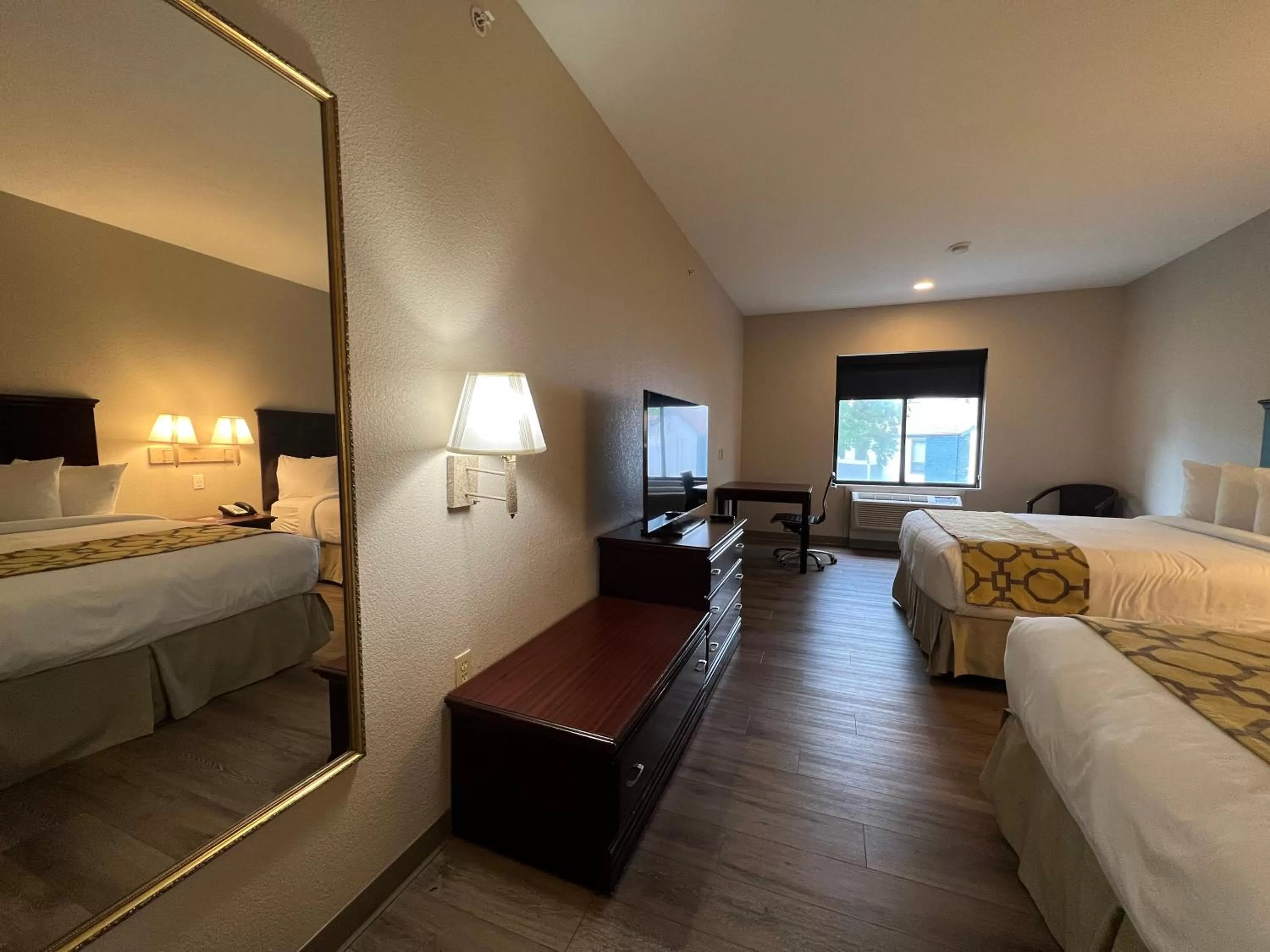 Photo of the whole room, Bed in Baymont by Wyndham Houston Brookhollow