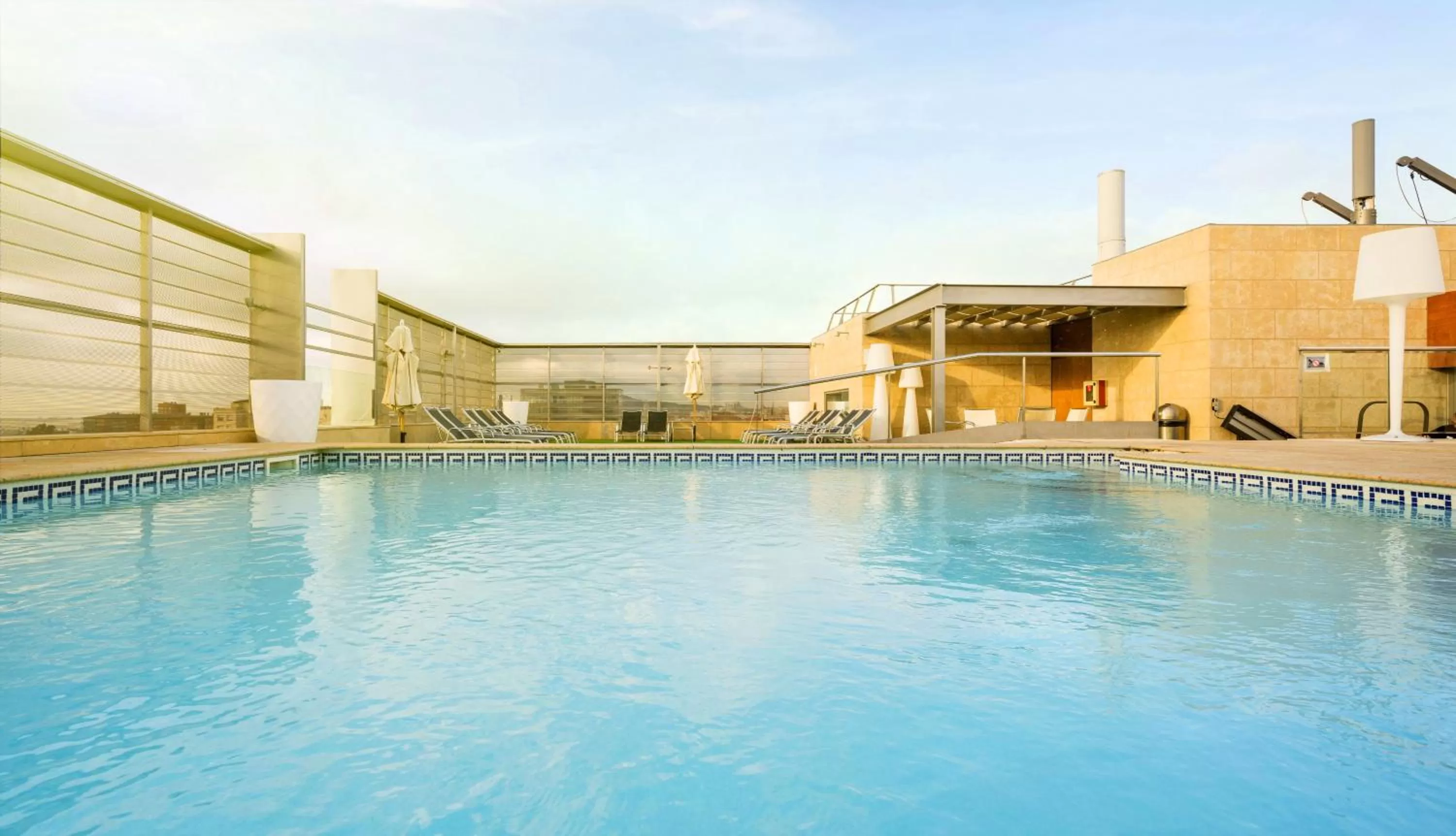 Swimming pool in Ilunion Barcelona