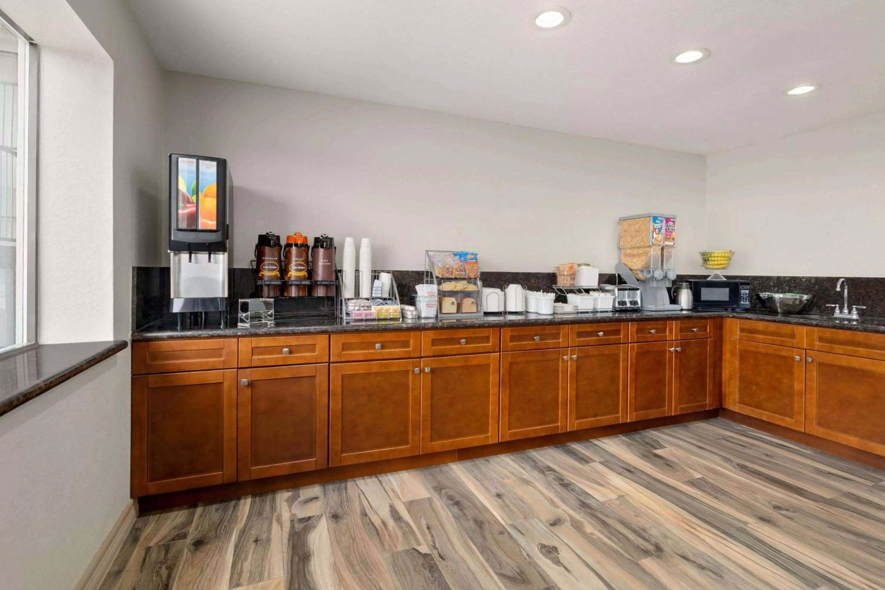 Restaurant/Places to Eat in Super 8 by Wyndham Houston/Dtwn/I-610