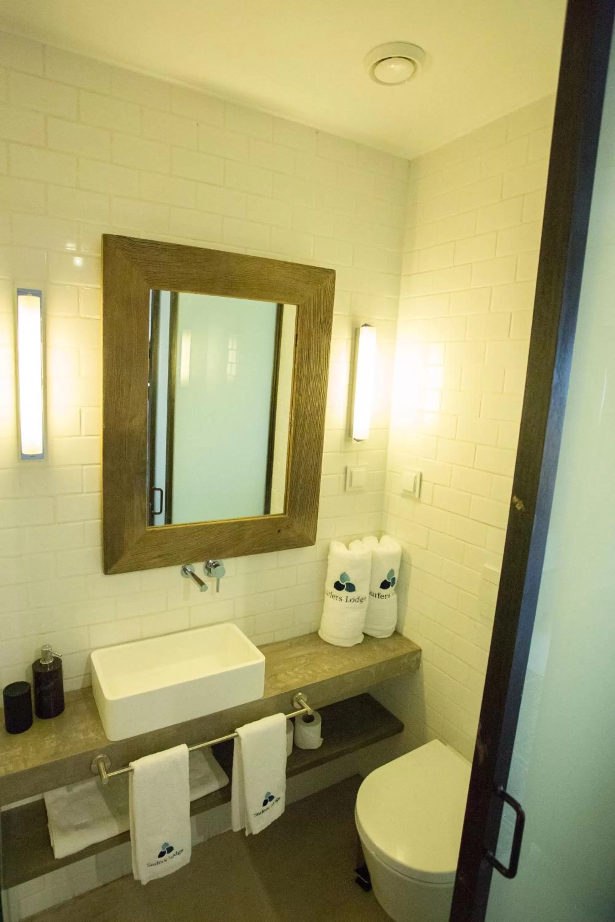 Bathroom in Surfers Lodge Peniche