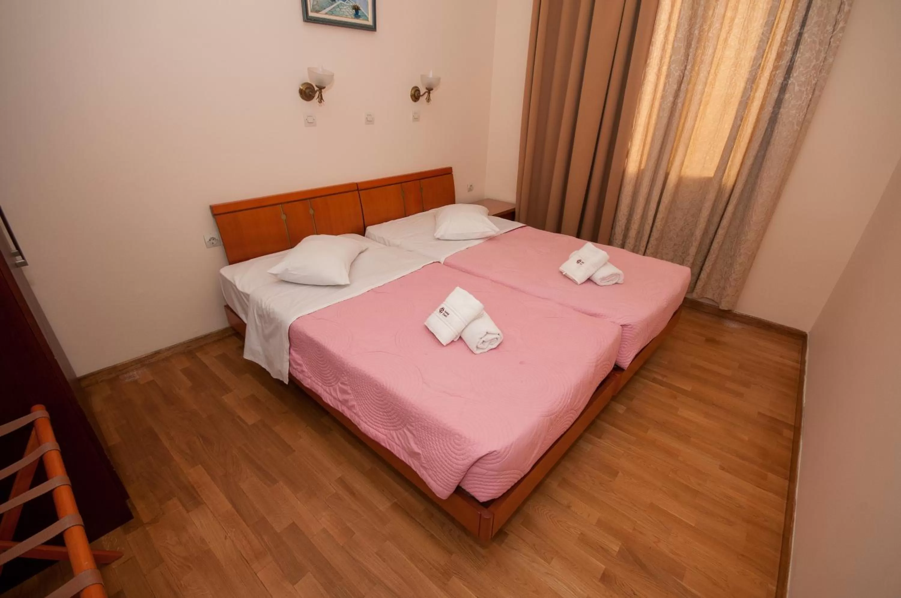 Photo of the whole room, Bed in Cecil Hotel