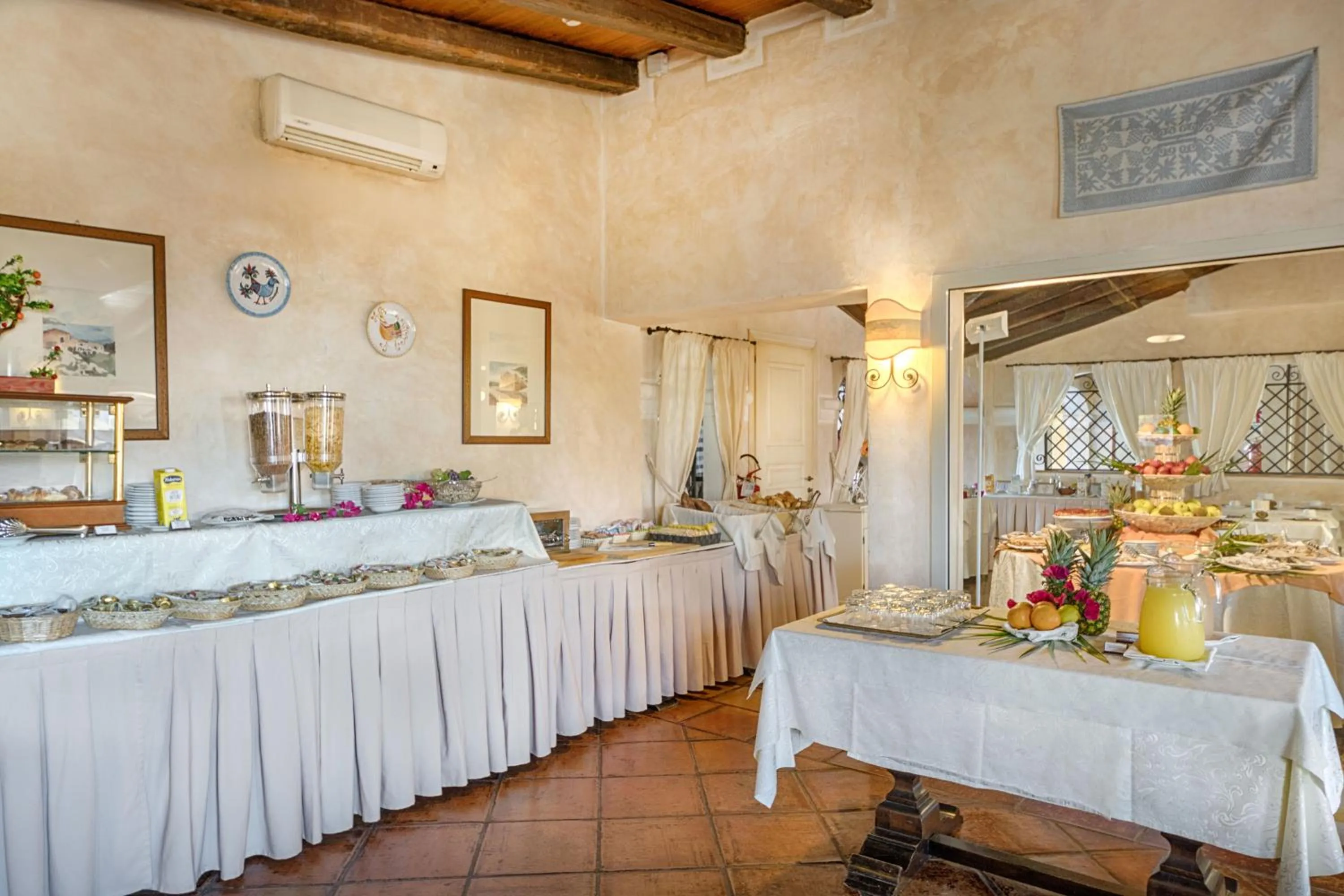 Restaurant/places to eat in Colonna Park Hotel