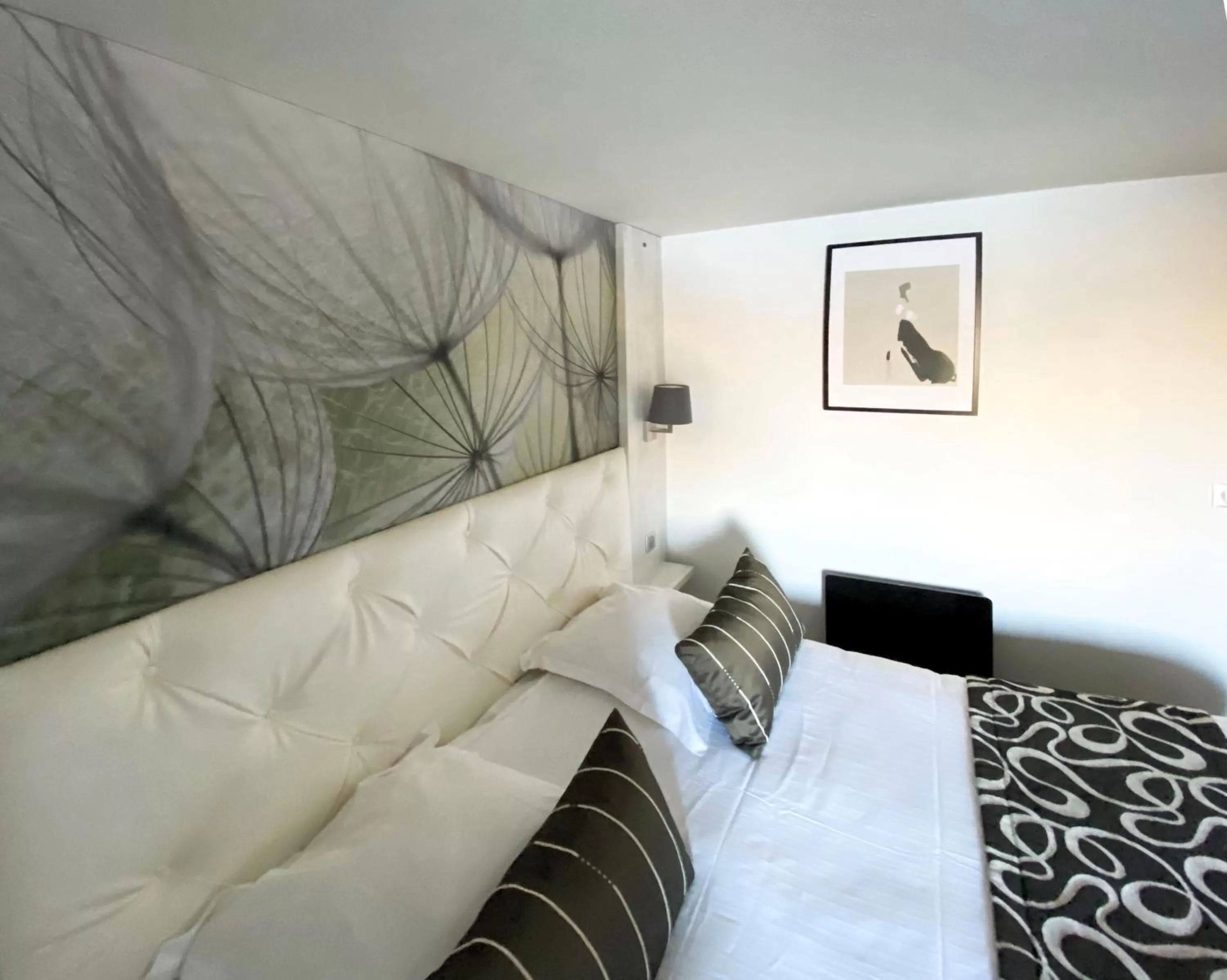 Bed in Logis - Hôtel & Restaurant des Lacs Paris Sud