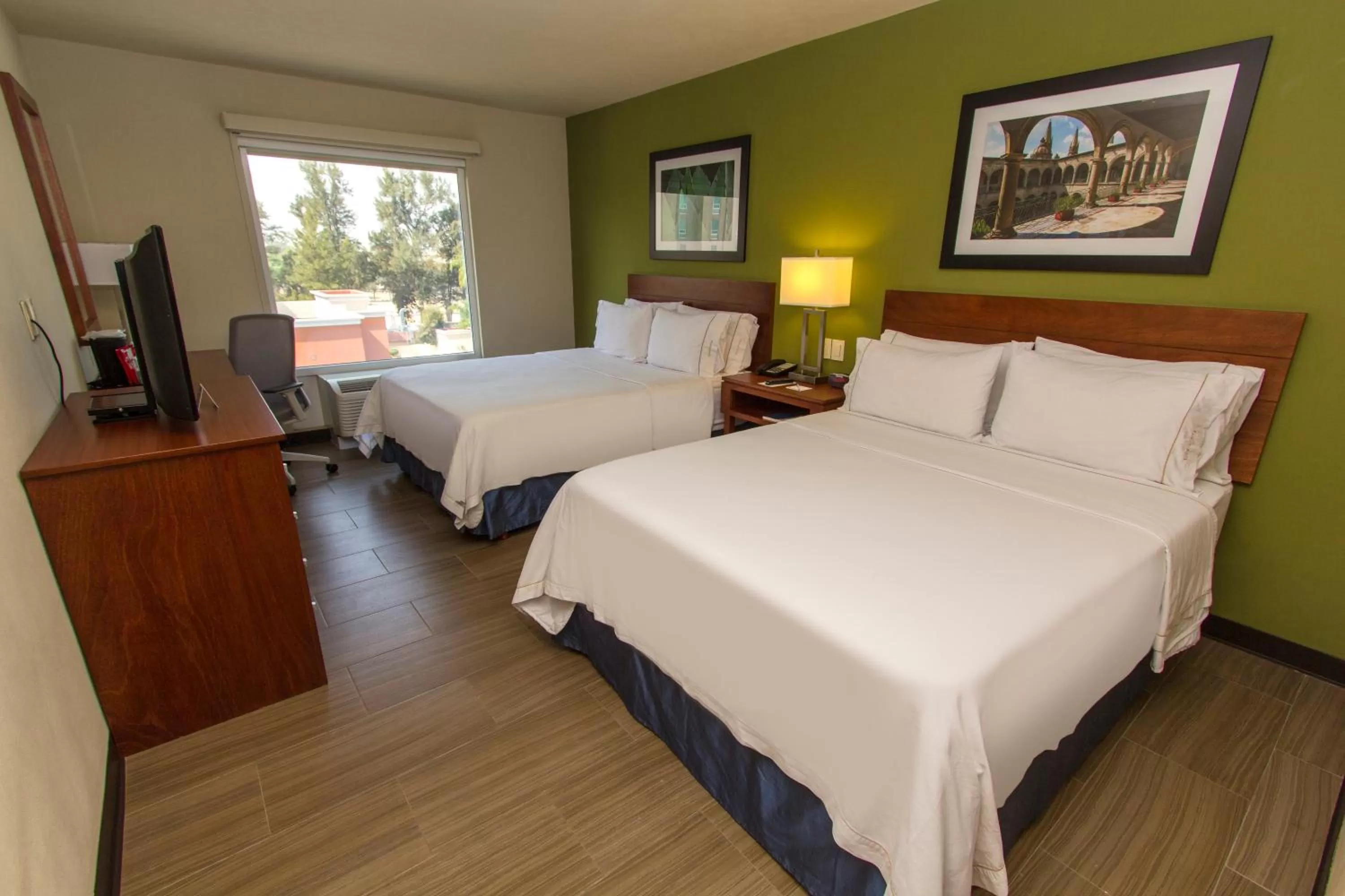 Photo of the whole room, Bed in Holiday Inn Express Guadalajara Aeropuerto by IHG