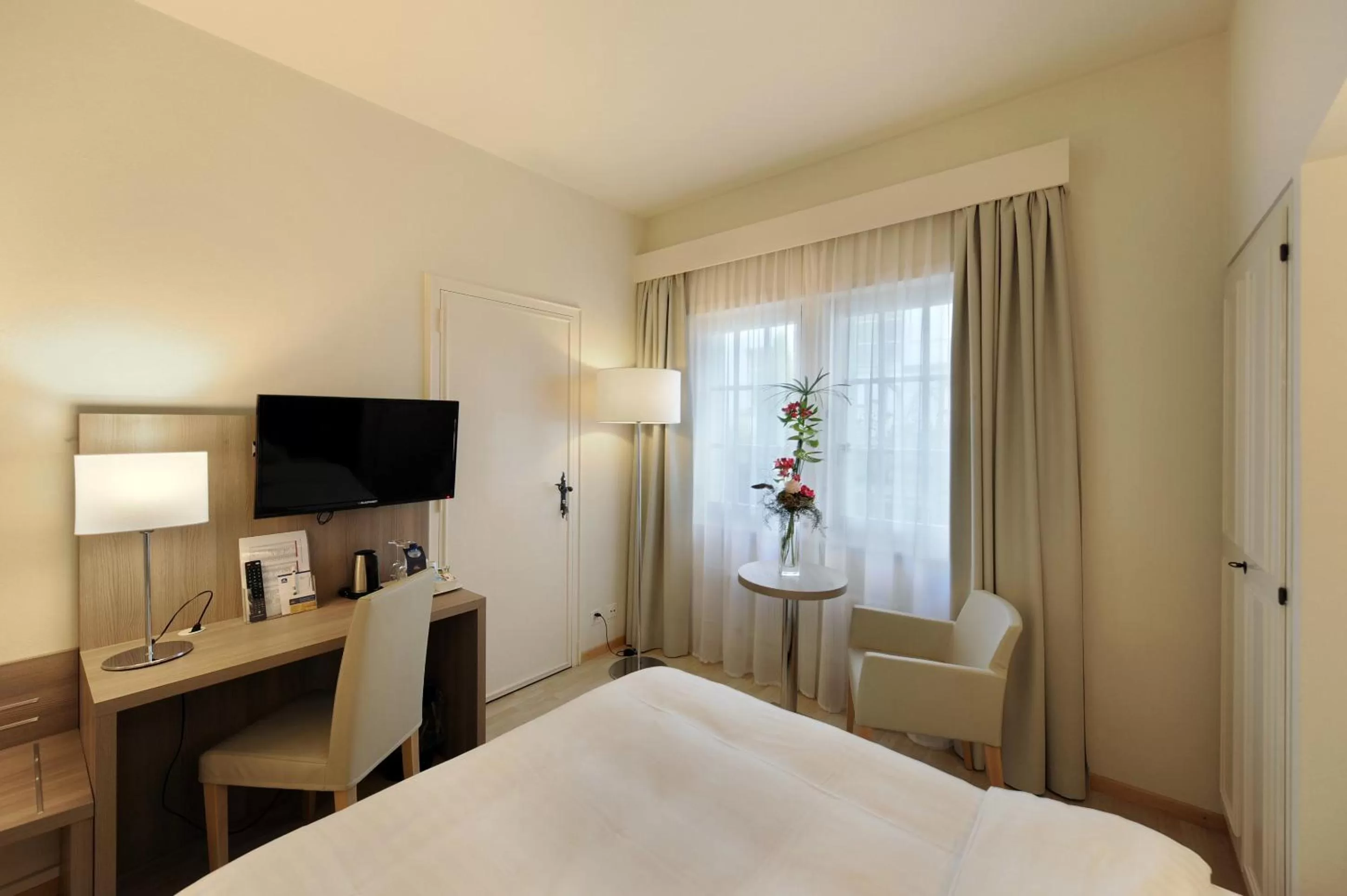 Photo of the whole room, Bed in Hôtel de la Rose