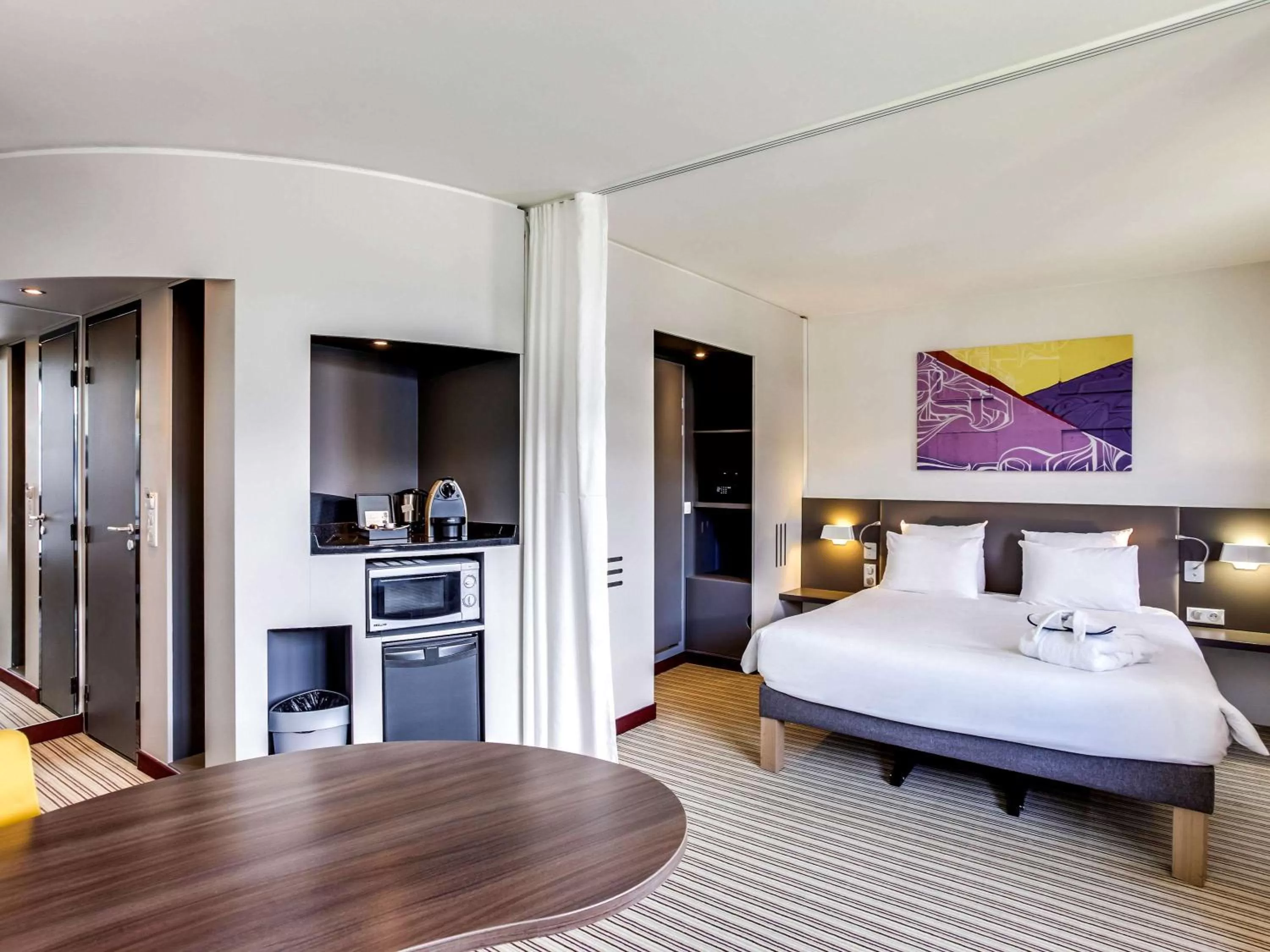 Photo of the whole room, Bed in Novotel Suites Paris Montreuil Vincennes