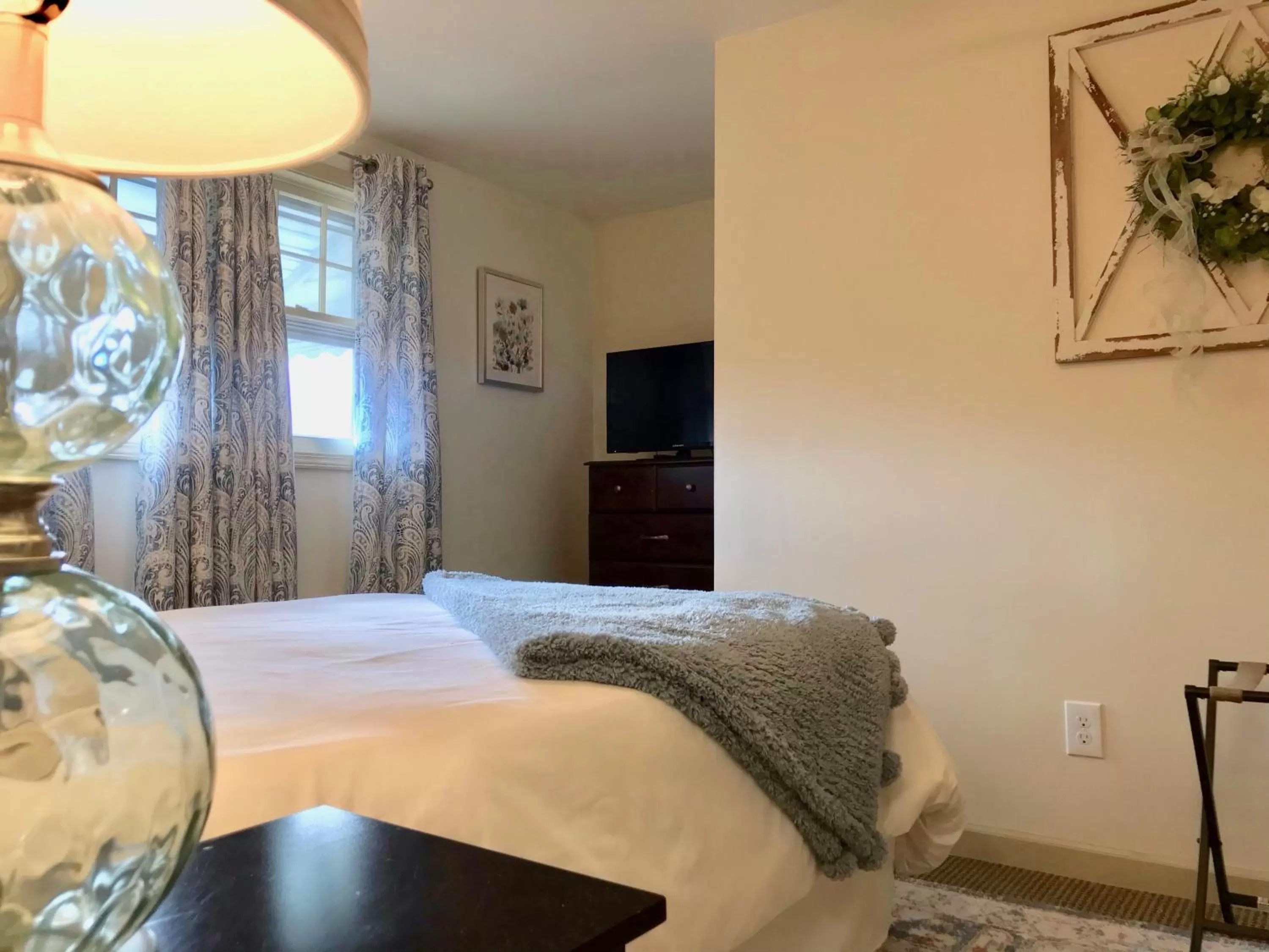 Bedroom, Bed in The Little Italy of Niagara Falls Bed & Breakfast