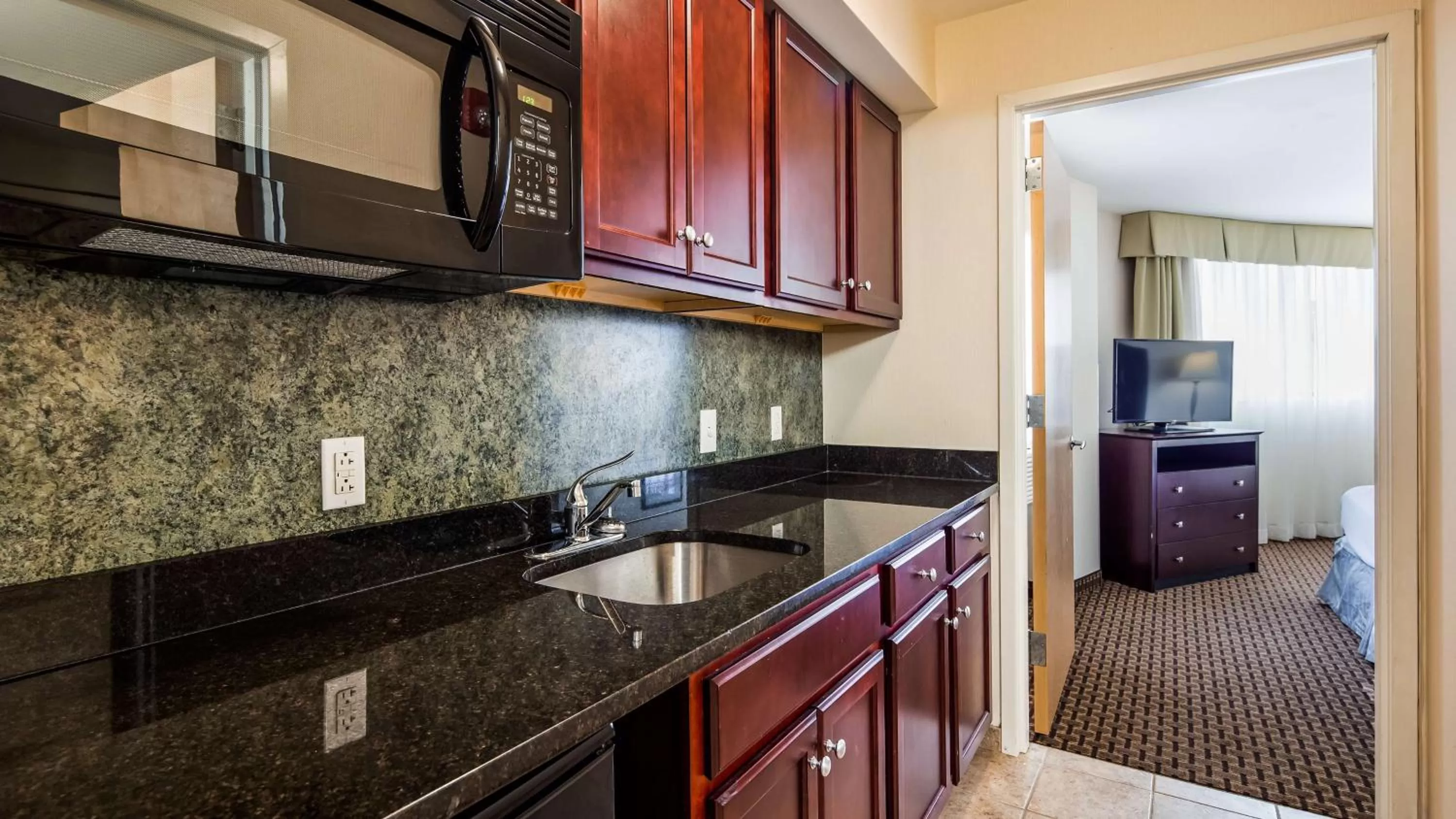 Kitchen or kitchenette in Best Western Plus Philadelphia Airport South - at Widener University
