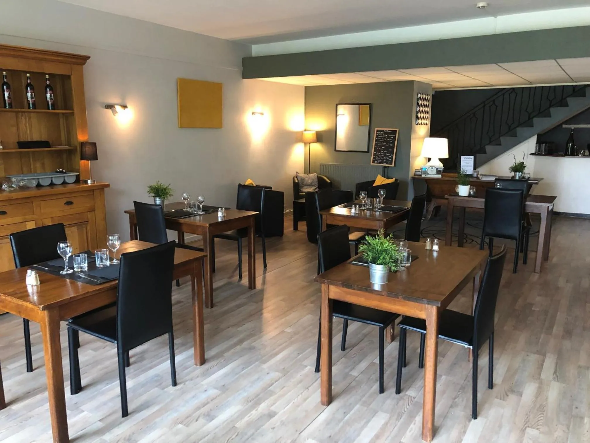 Restaurant/places to eat in Logis Hôtel l'Abricotine