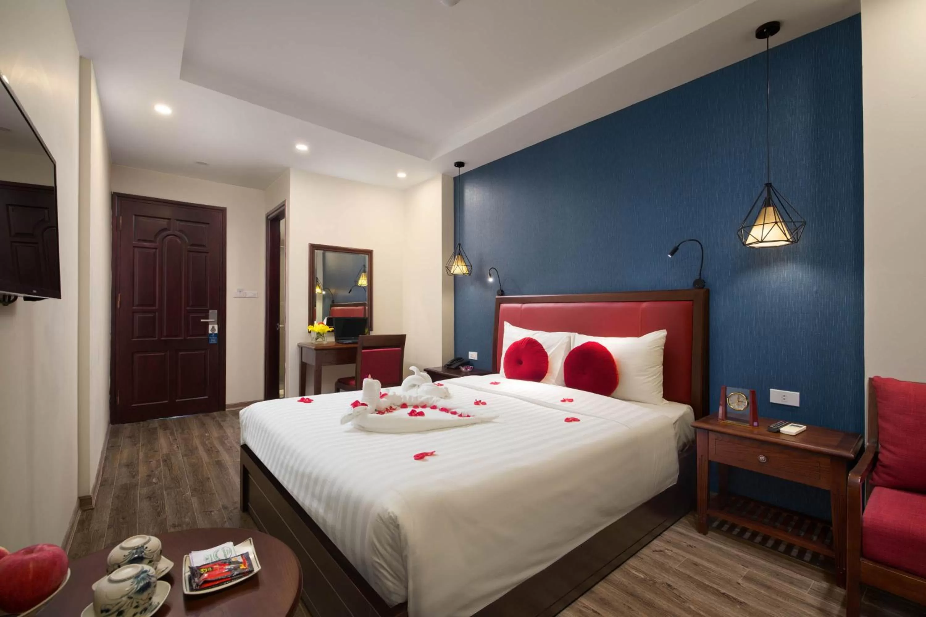 Bedroom, Bed in Holiday Emerald Hotel