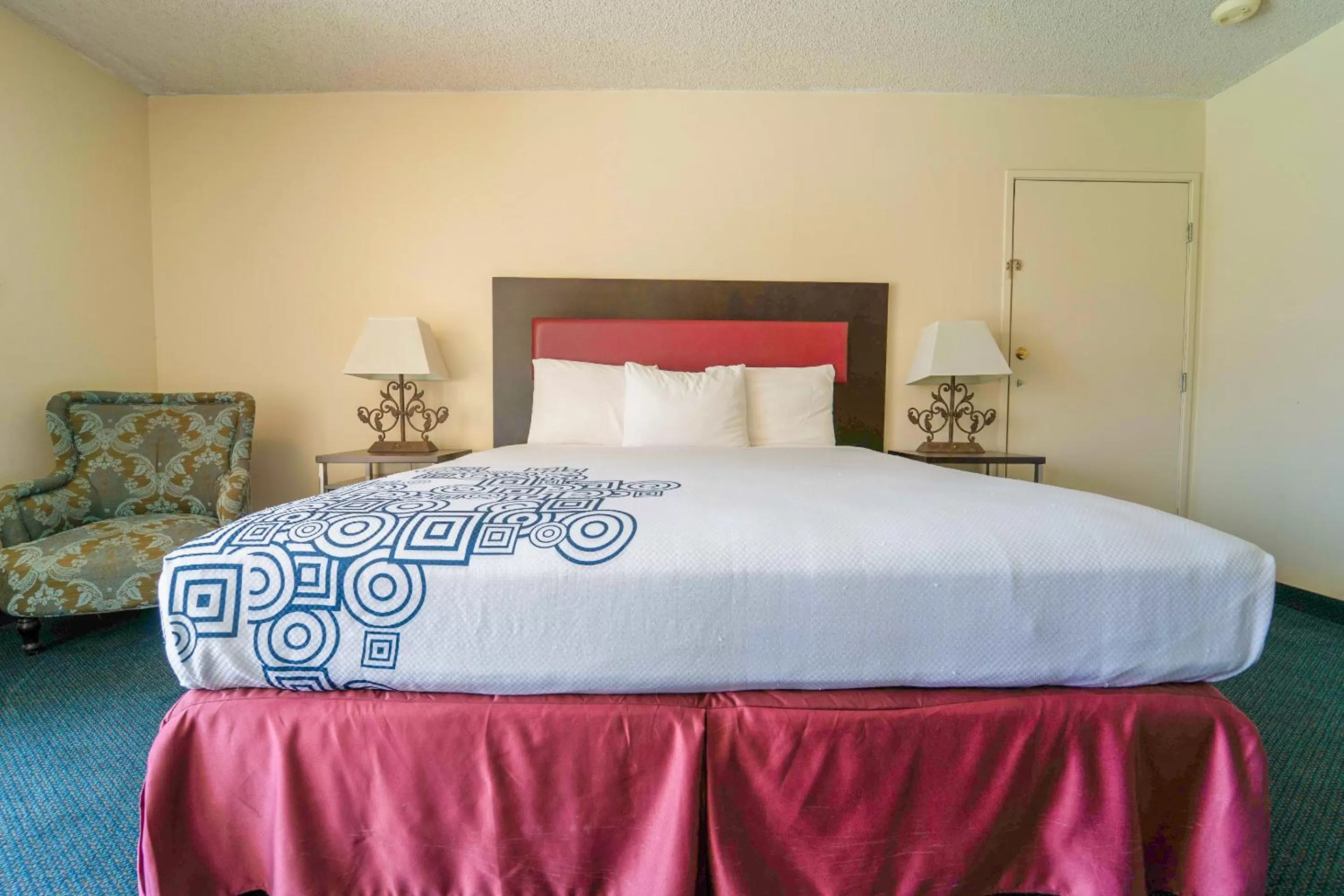 Bedroom, Bed in Royal Plaza Inn