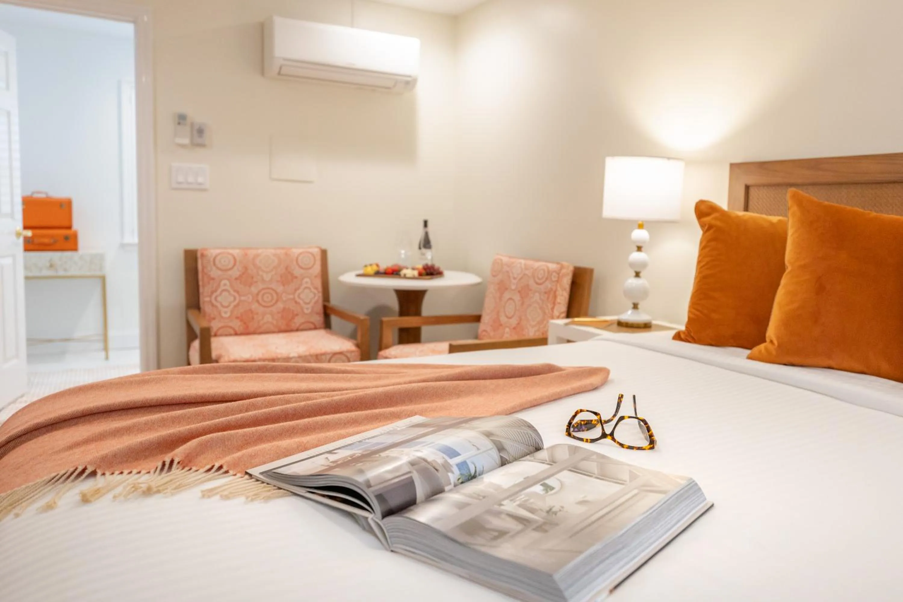 Seating area, Bed in The Beach Club on Madison Avenue