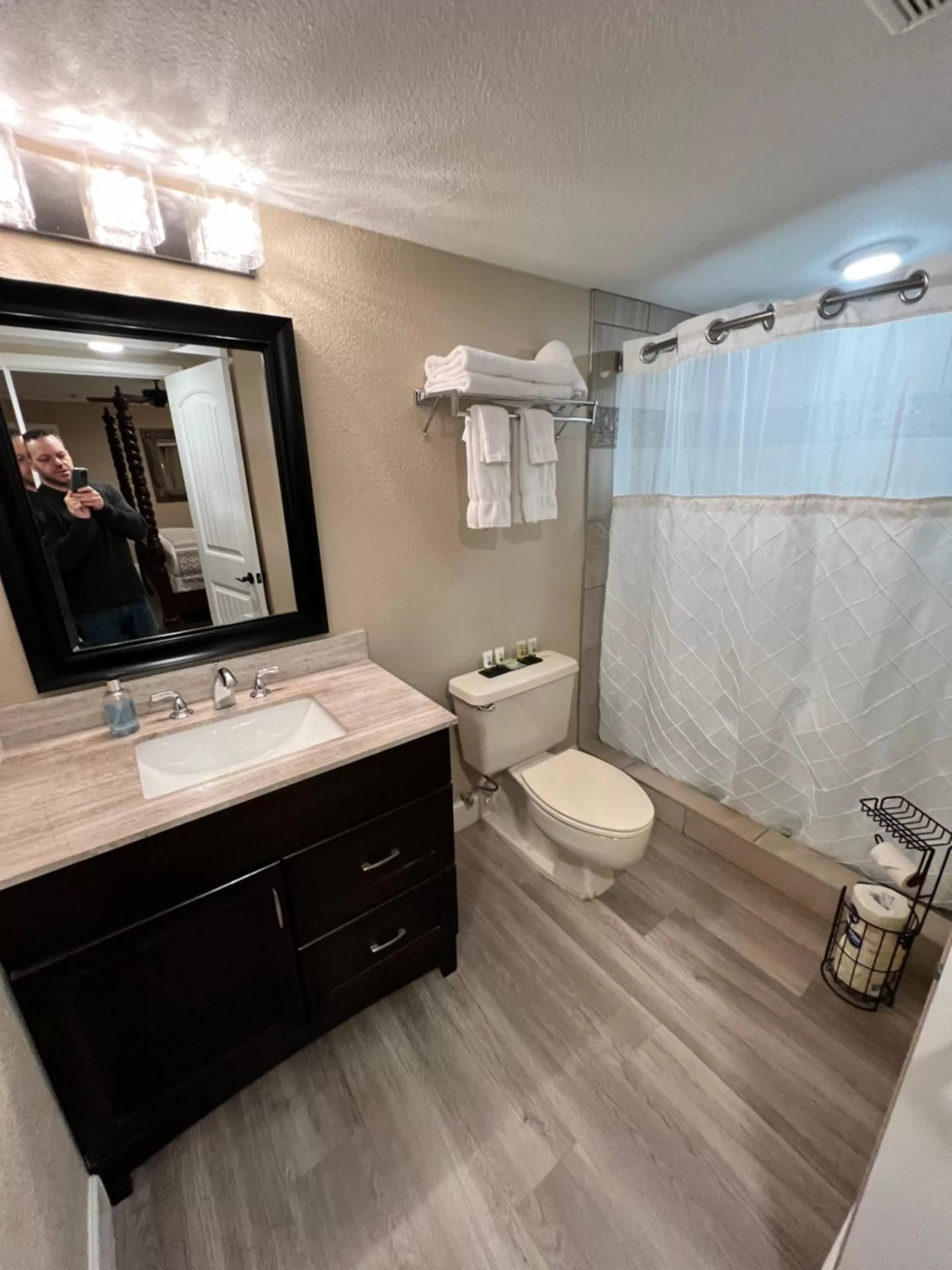 Shower in Lantern Light Inn - Romantic Getaway