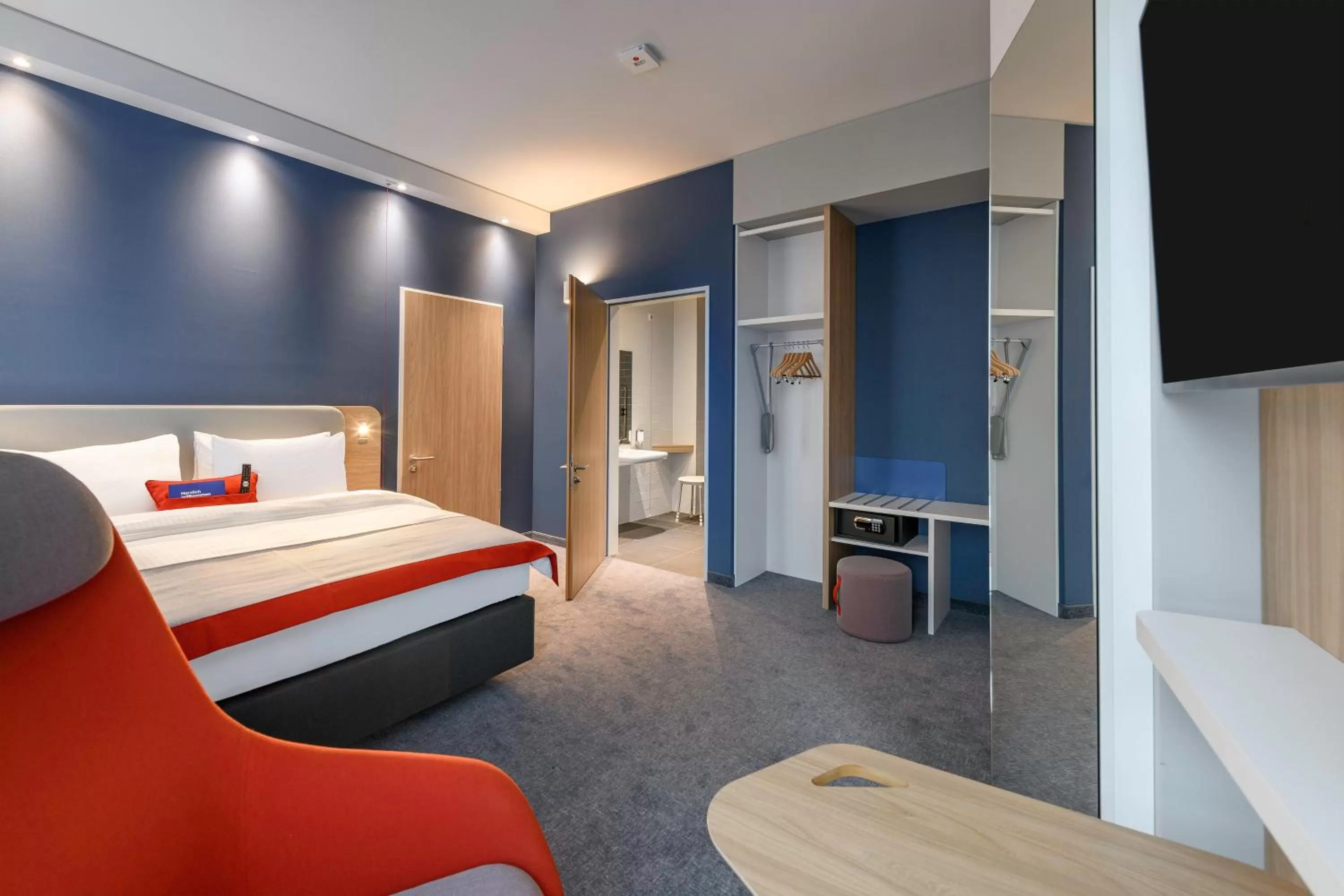Photo of the whole room, Bed in Holiday Inn Express - Regensburg by IHG