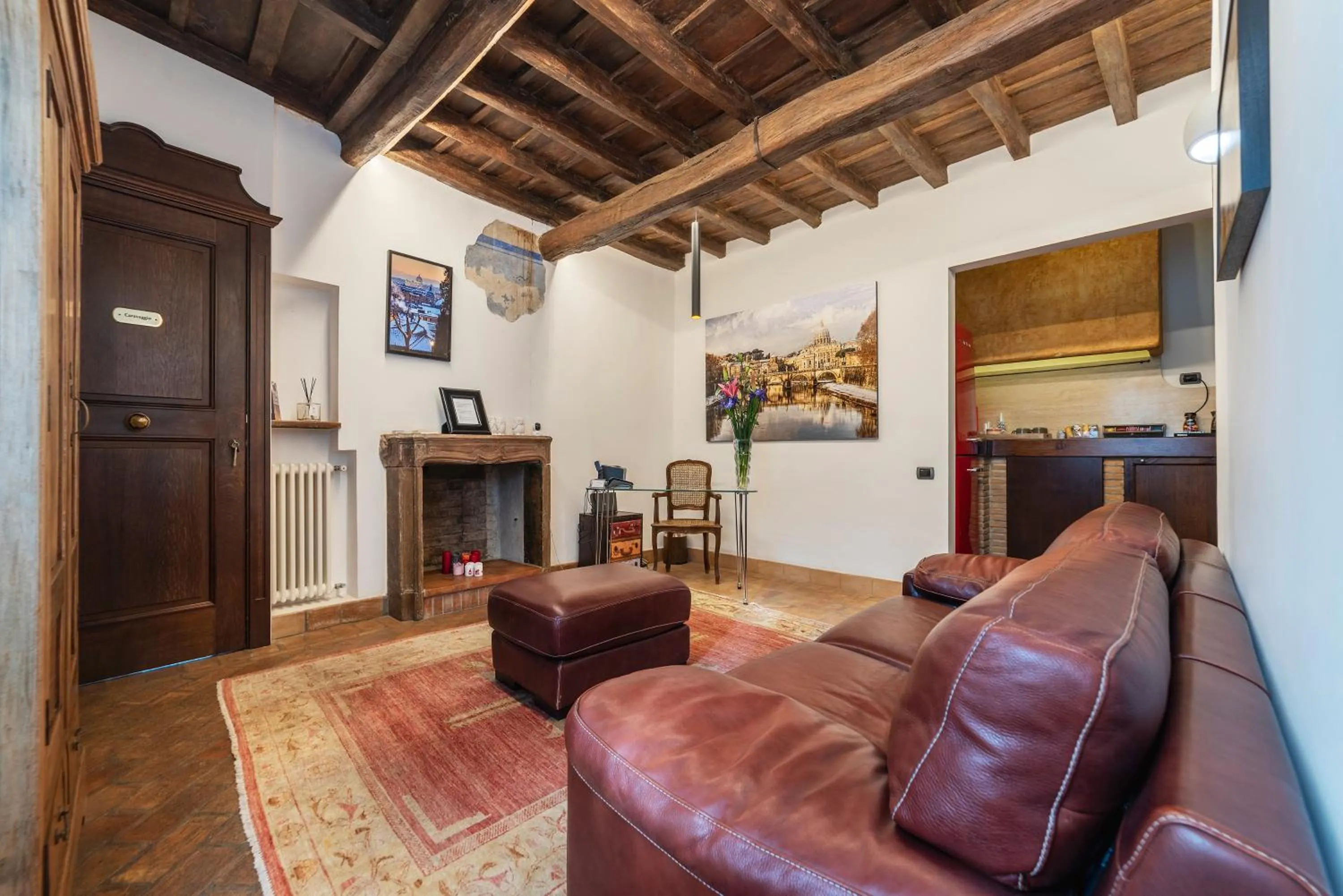 Communal lounge/ TV room in Luxury Trastevere