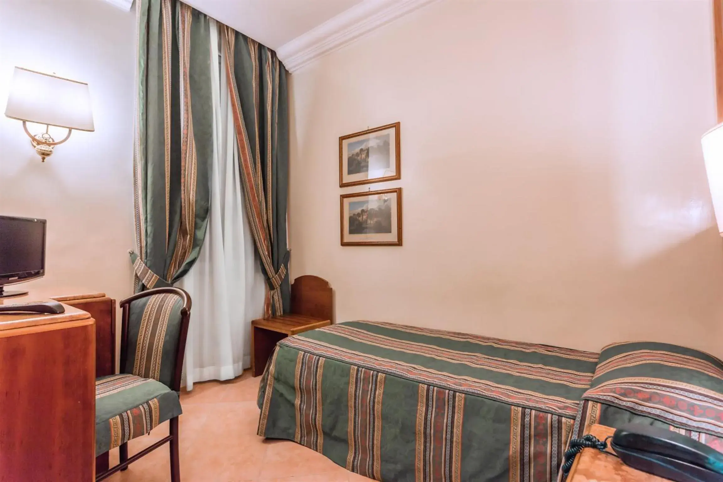 Single Room in Raeli Hotel Floridia Single Room in Raeli Hotel Floridia