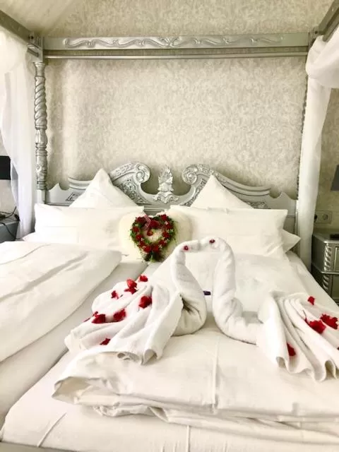 Bedroom, Bed in Boutiquehotel Villa Rosenhof