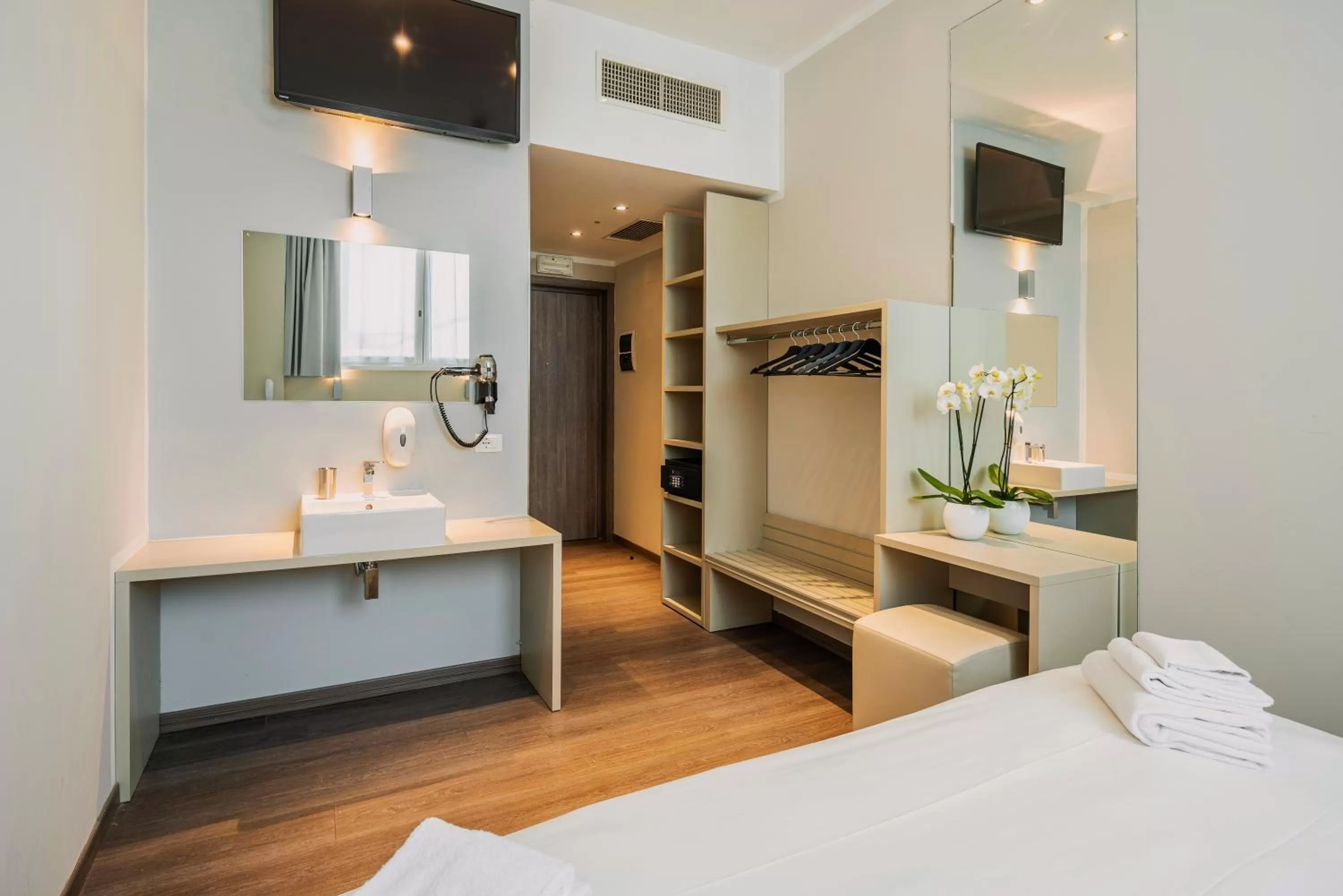 TV and multimedia, Bed in Fasthotel Linate