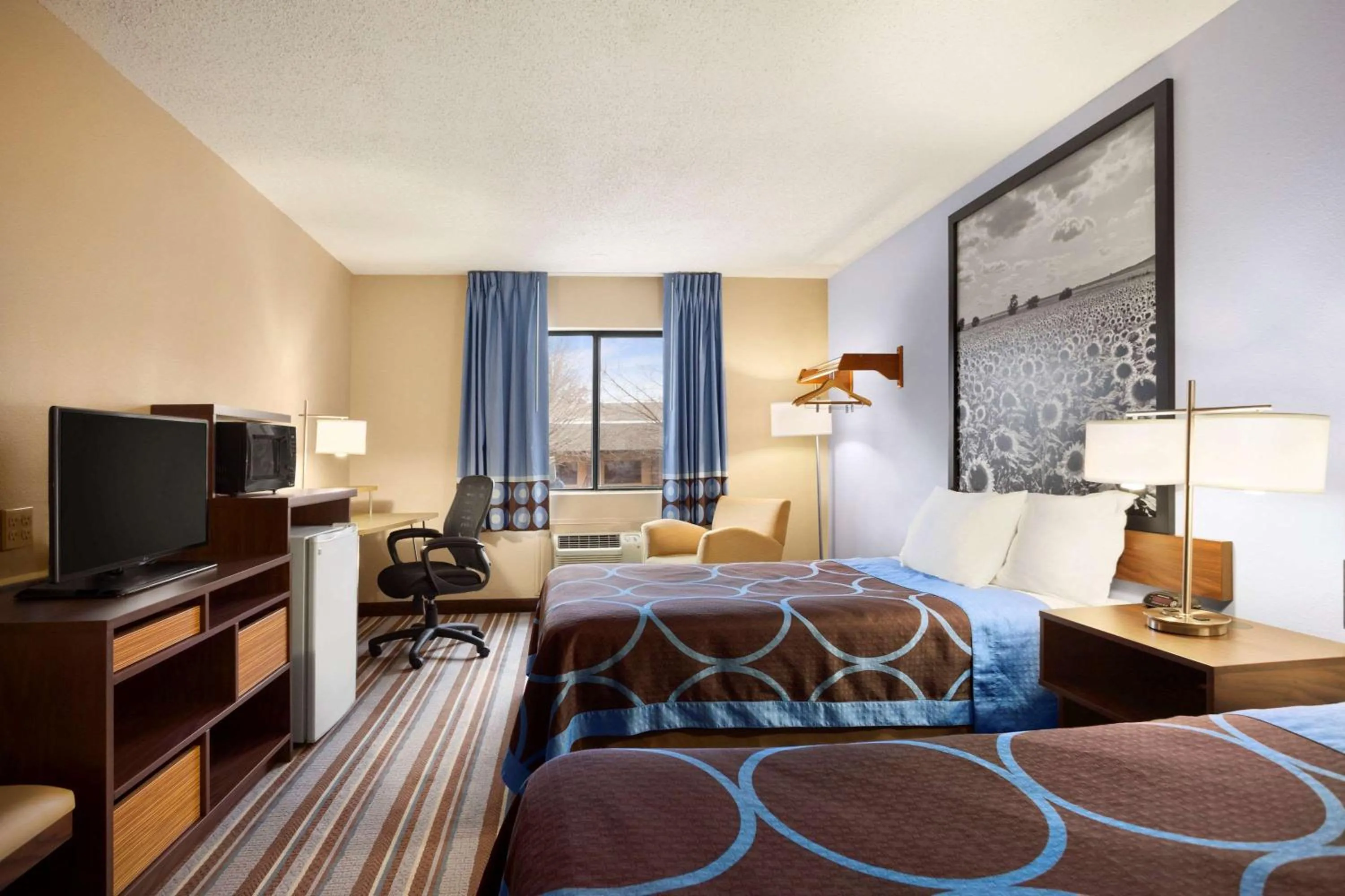 Bedroom, Bed in Americas Best Value Inn Pittsburg