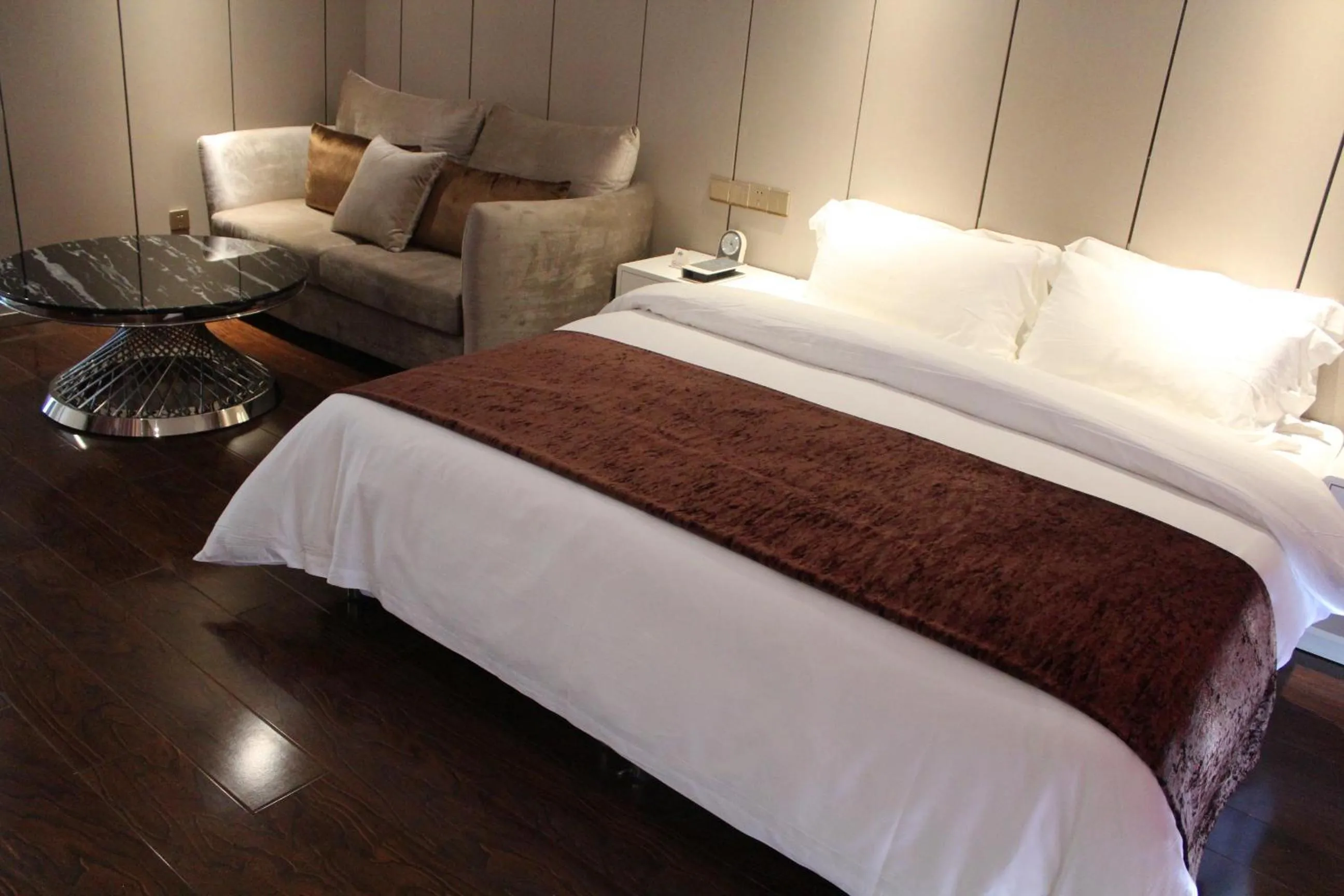 Decorative detail, Bed in Days Inn Business Place Goldwin Yantai