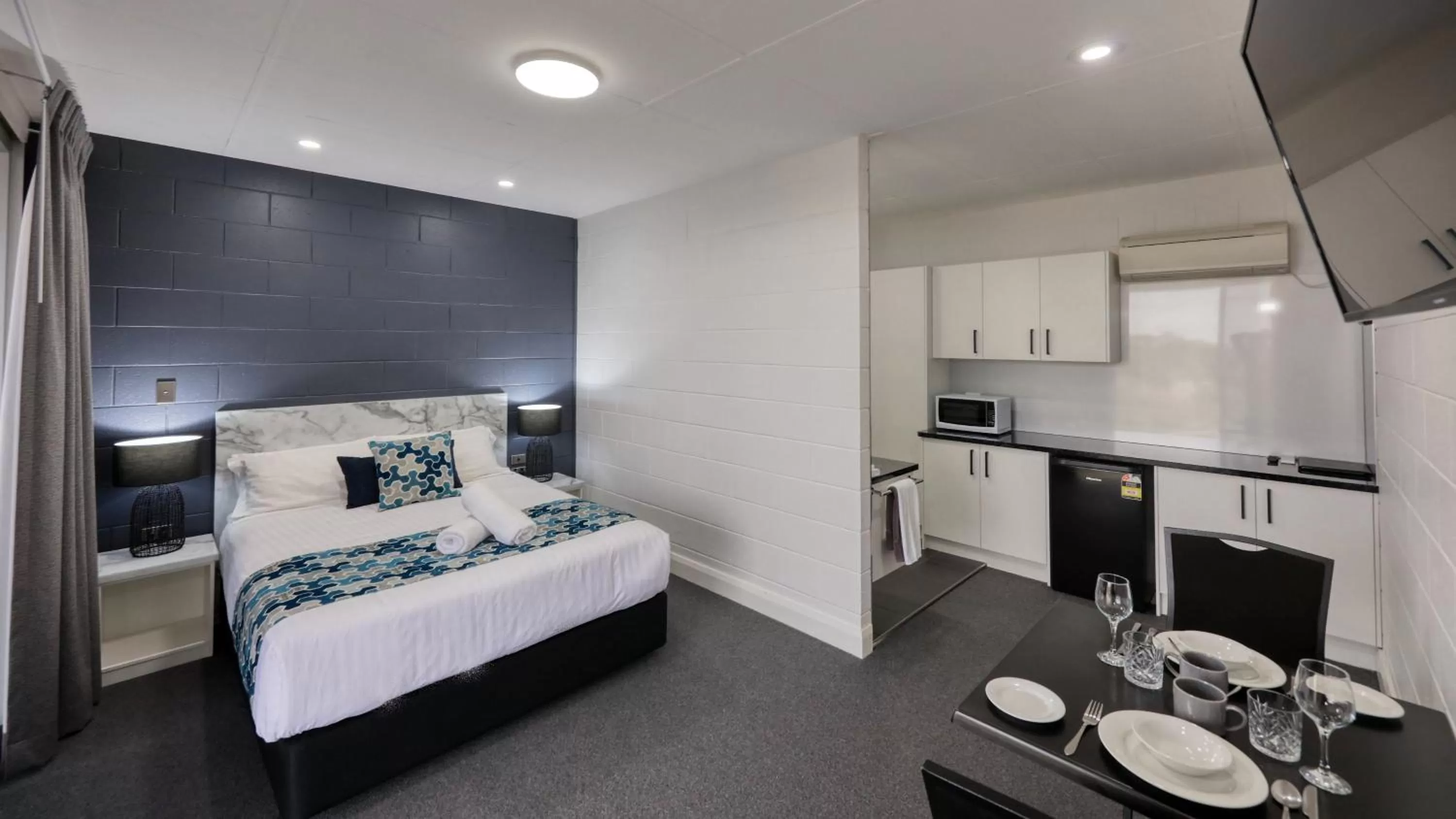 air conditioner, Bed in Hilltop Motel