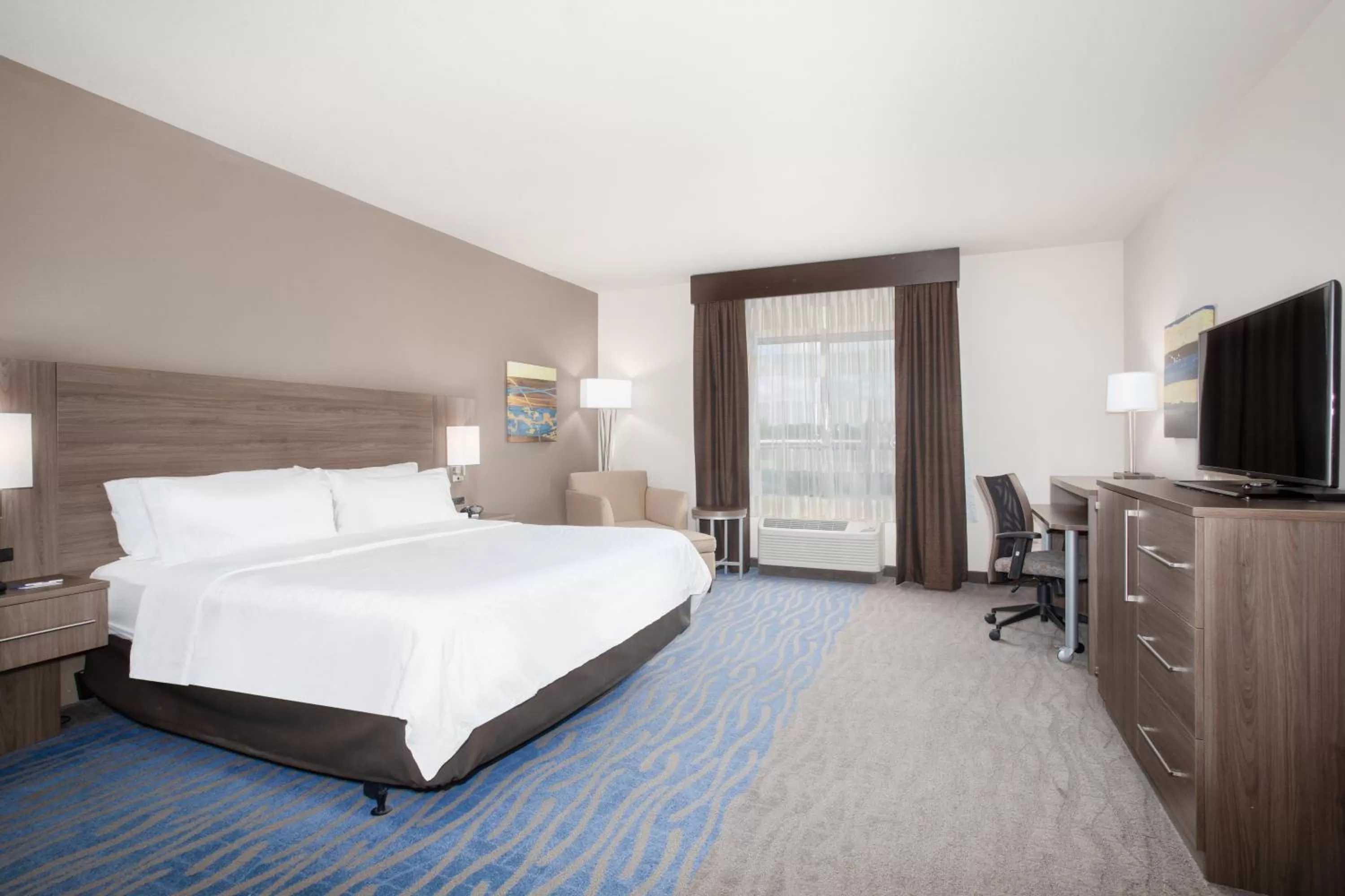 Photo of the whole room, Bed in Holiday Inn Express & Suites Manhattan by IHG