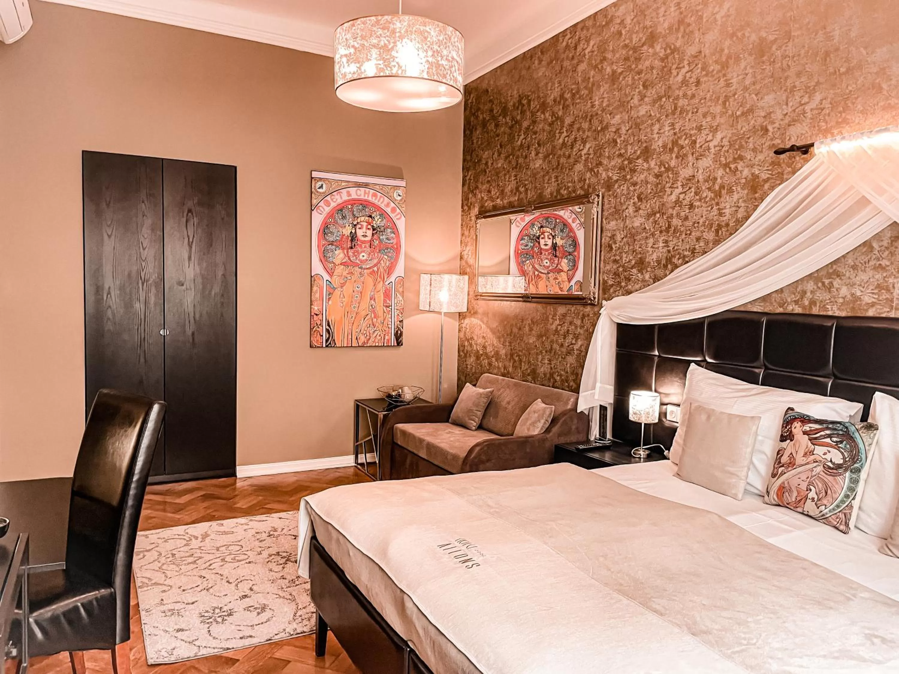 Bed in Alfons Boutique Hotel