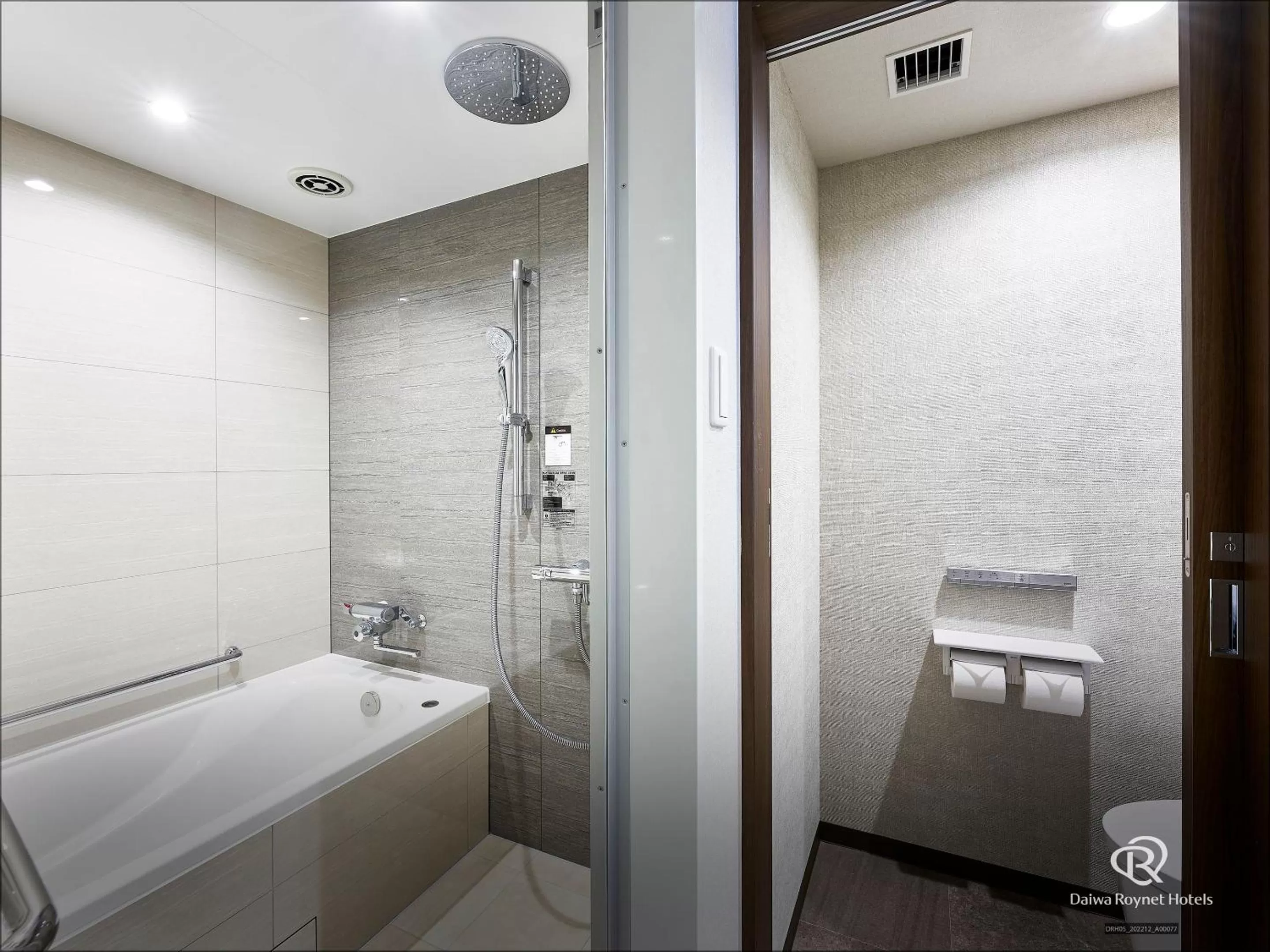 Shower in Daiwa Roynet Hotel Osaka-Kitahama