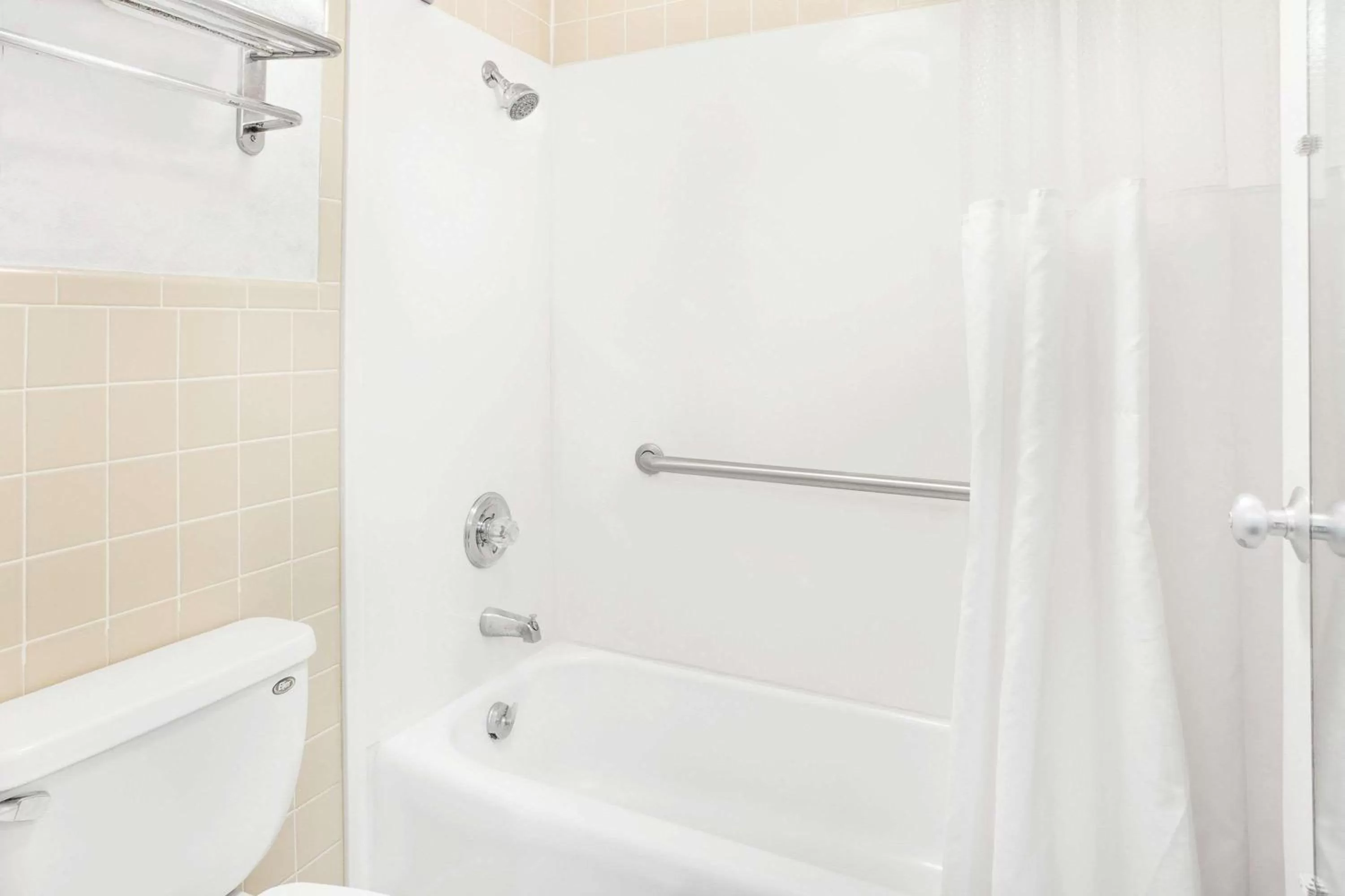 Bathroom in Howard Johnson by Wyndham Staunton