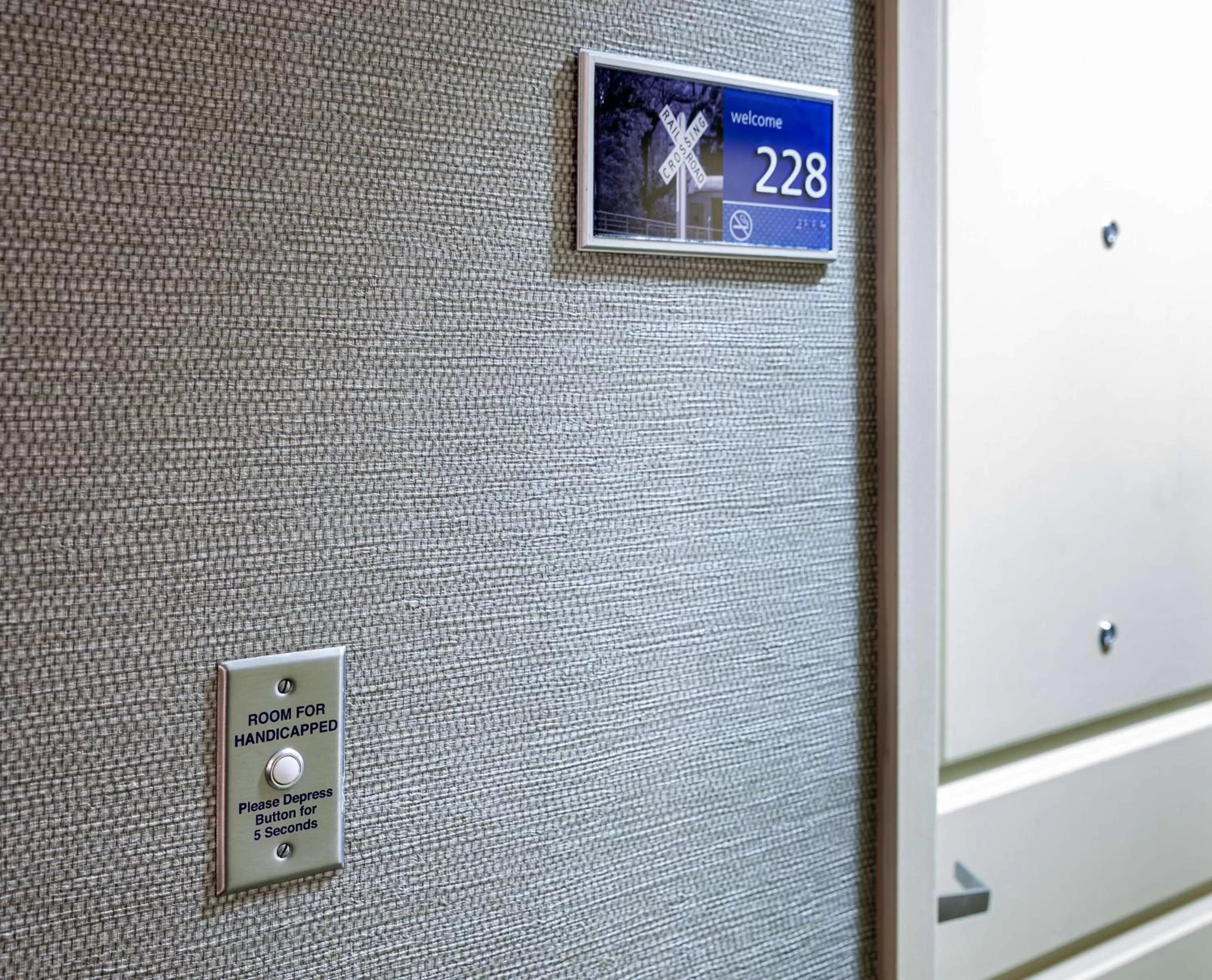 Bedroom in Hampton Inn & Suites Mobile I-65@ Airport Boulevard