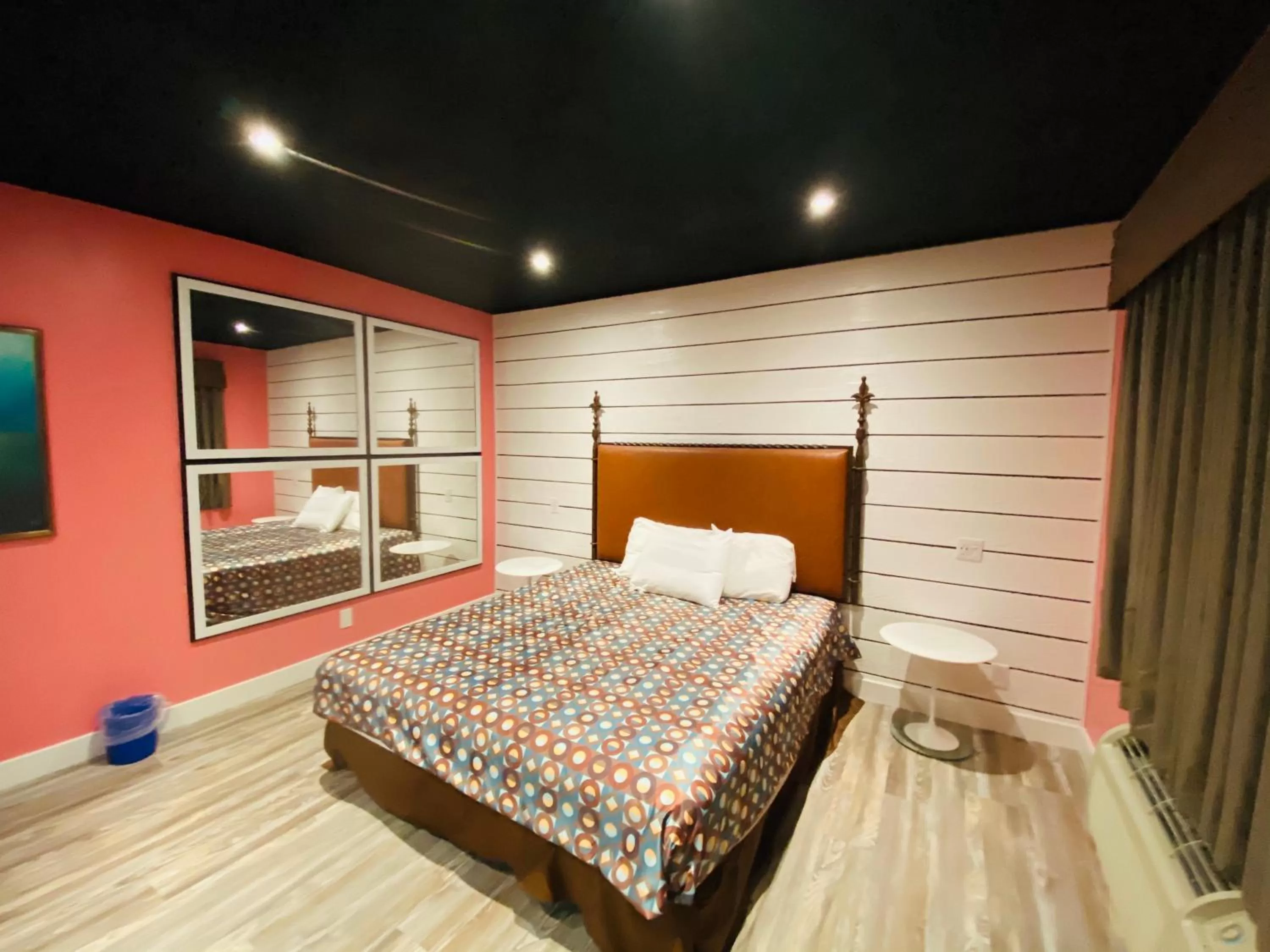 Bed in Casa Valentine Inn - Los Angeles