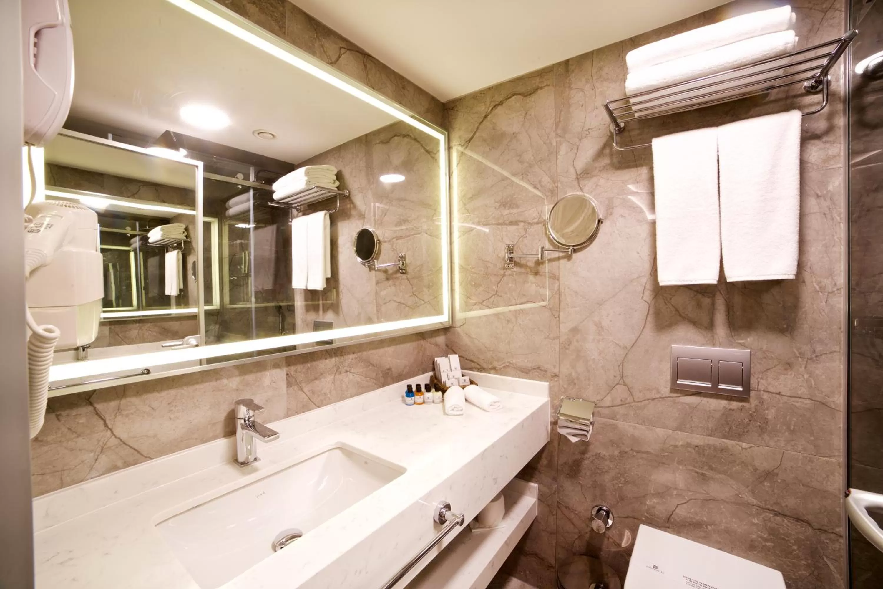 Toilet in Erboy Hotel Istanbul Sirkeci