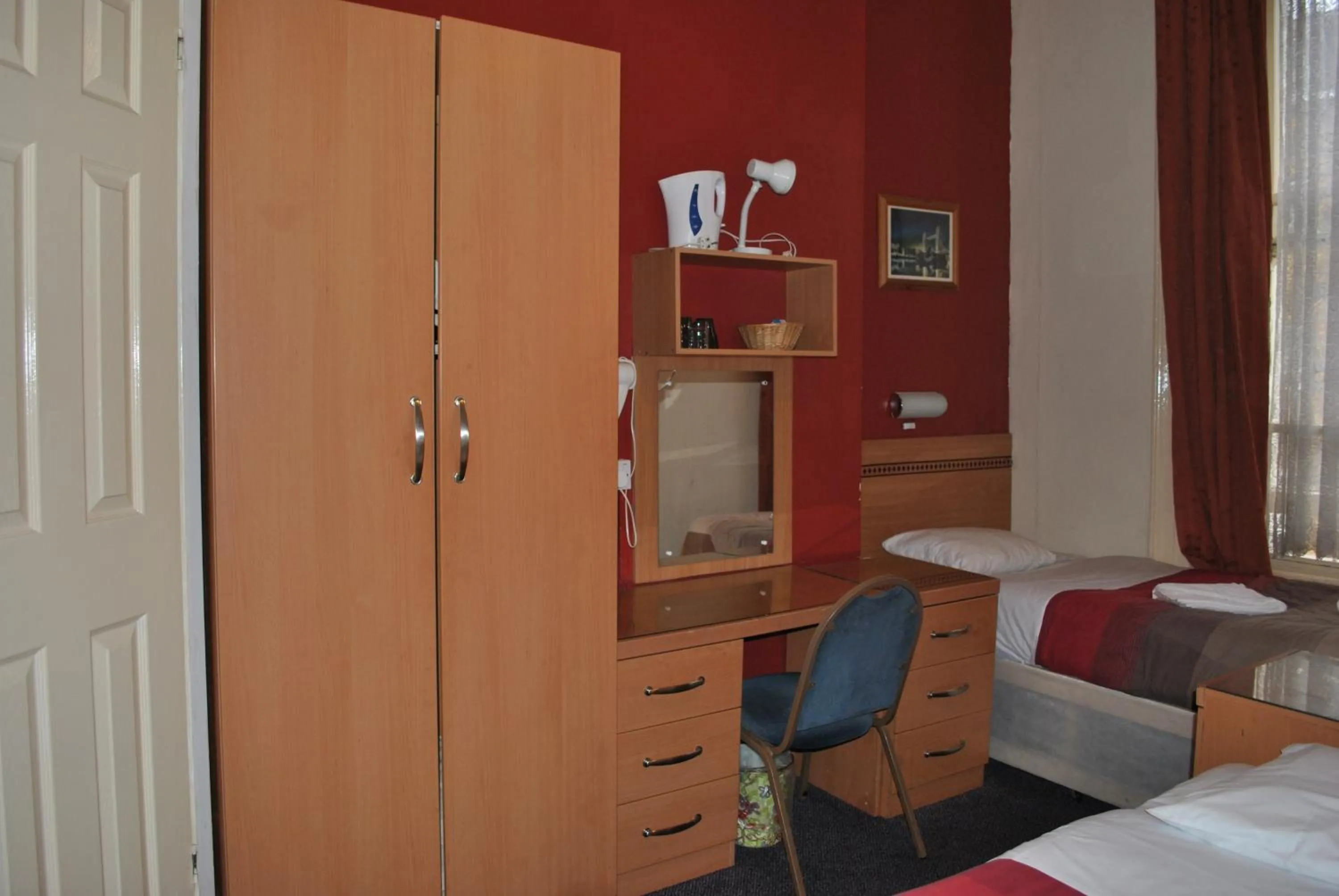 TV and multimedia, Bed in Guilford House Hotel