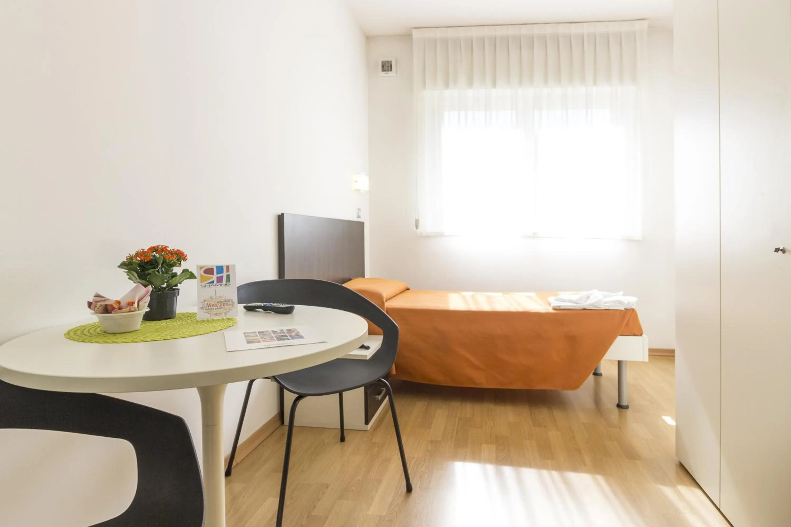 Photo of the whole room, Bed in Hotel Sharing