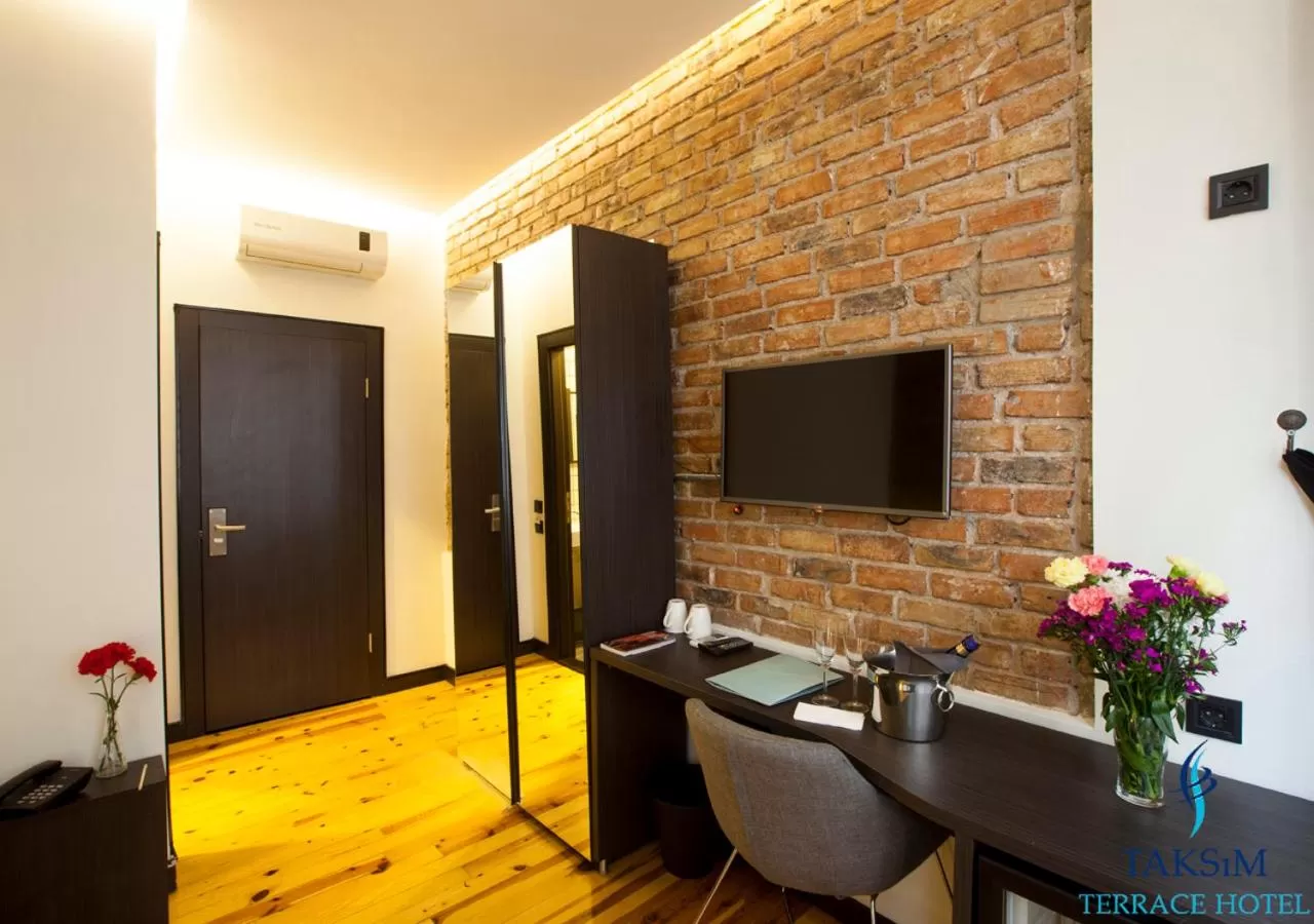 Living room, TV/Entertainment Center in Taksim Terrace Hotel