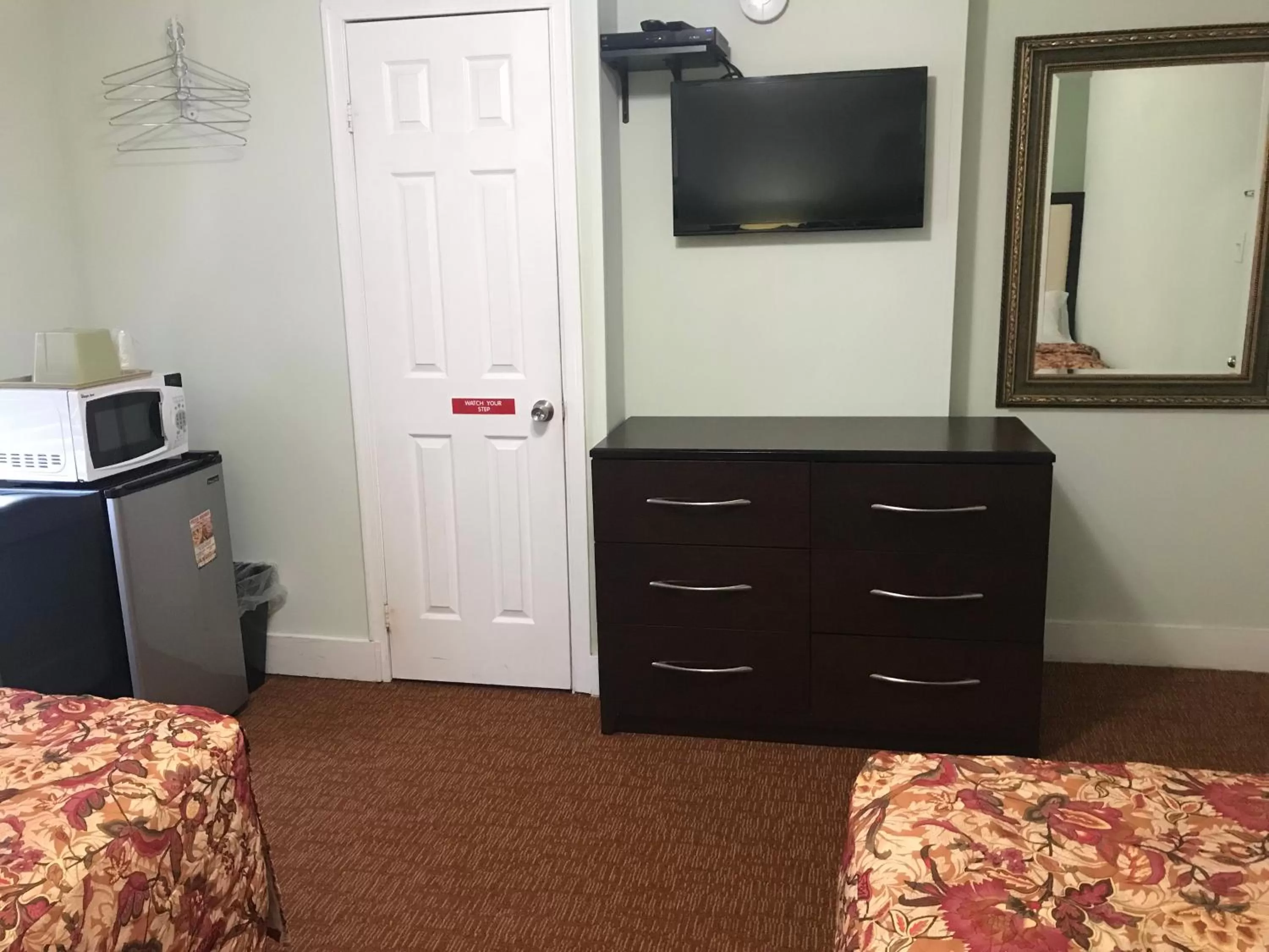 Bedroom, TV/Entertainment Center in Ocean Lodge Hotel & Apartments