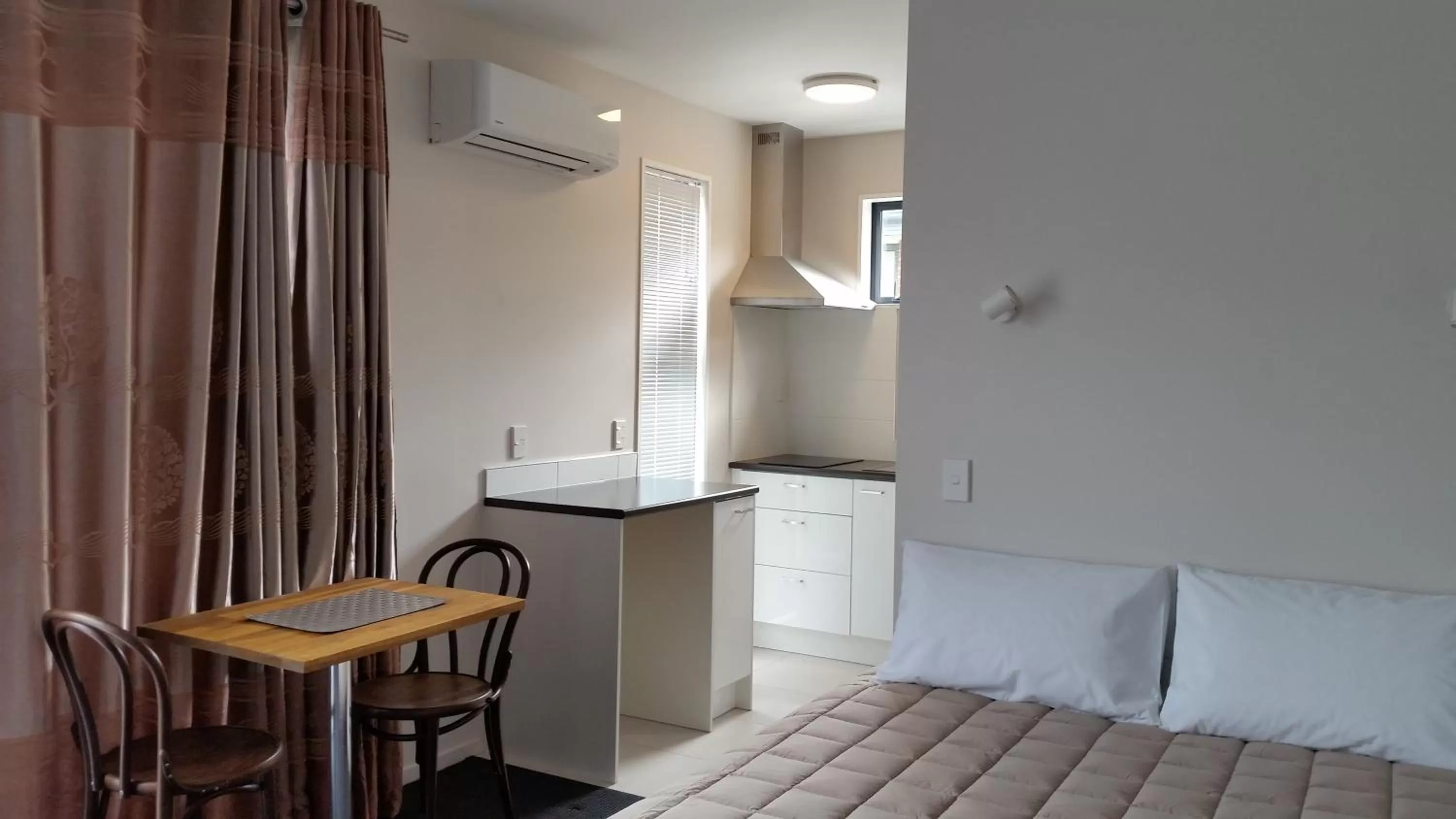 Dining area in 319 Addington Motel