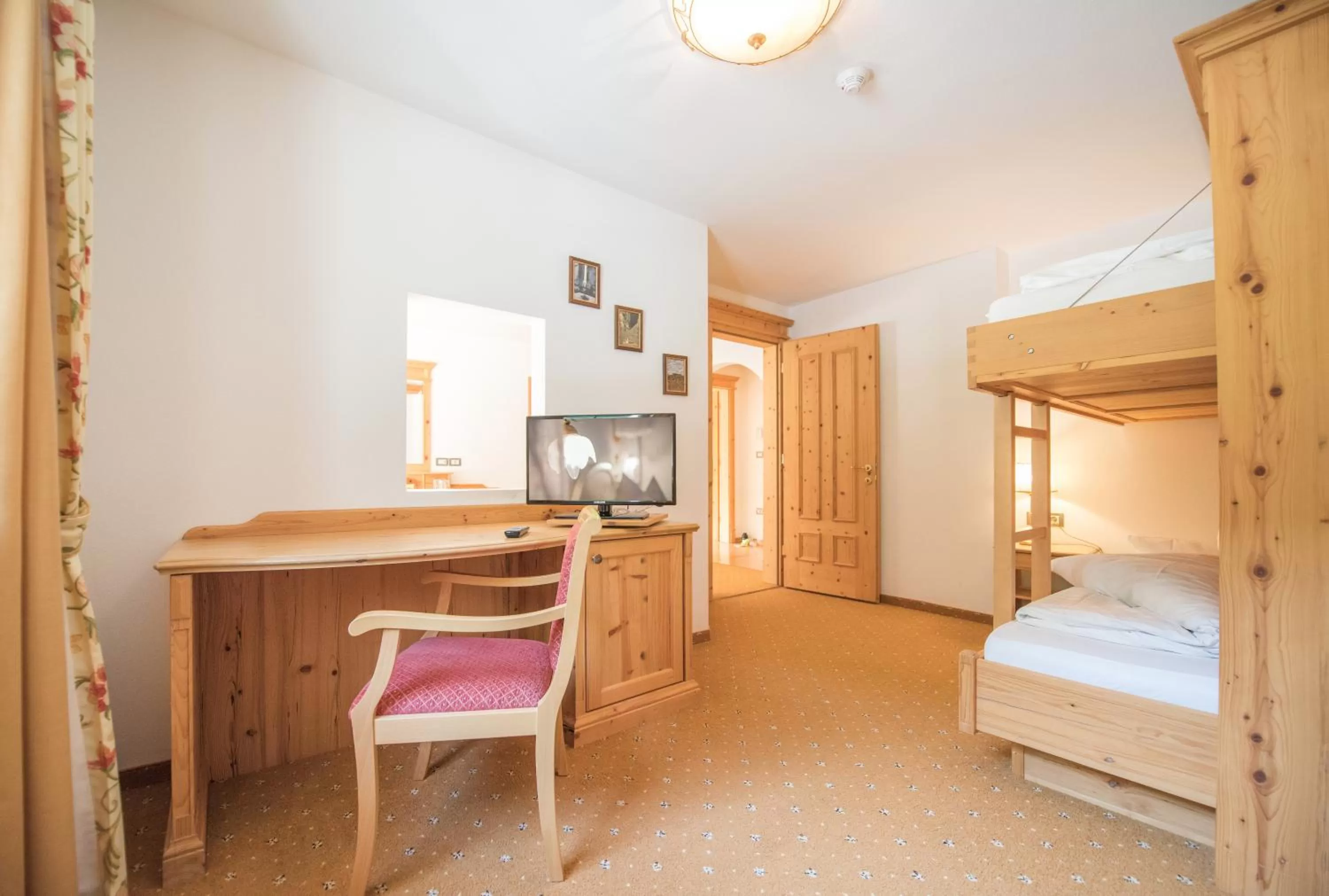 Family Suite with Balcony in Die Post am Ortler
