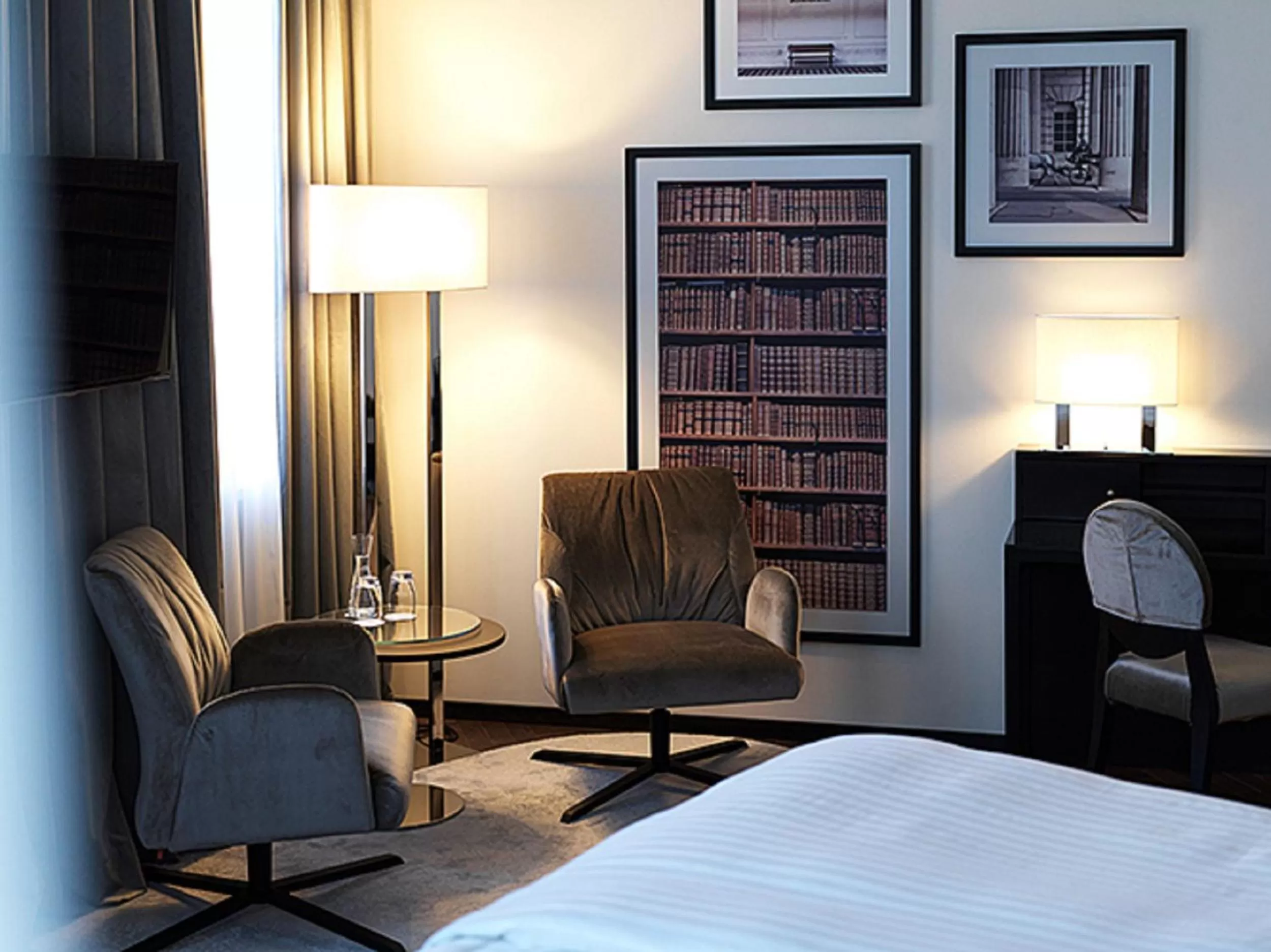 Seating area, Bed in Steigenberger Hotel Herrenhof